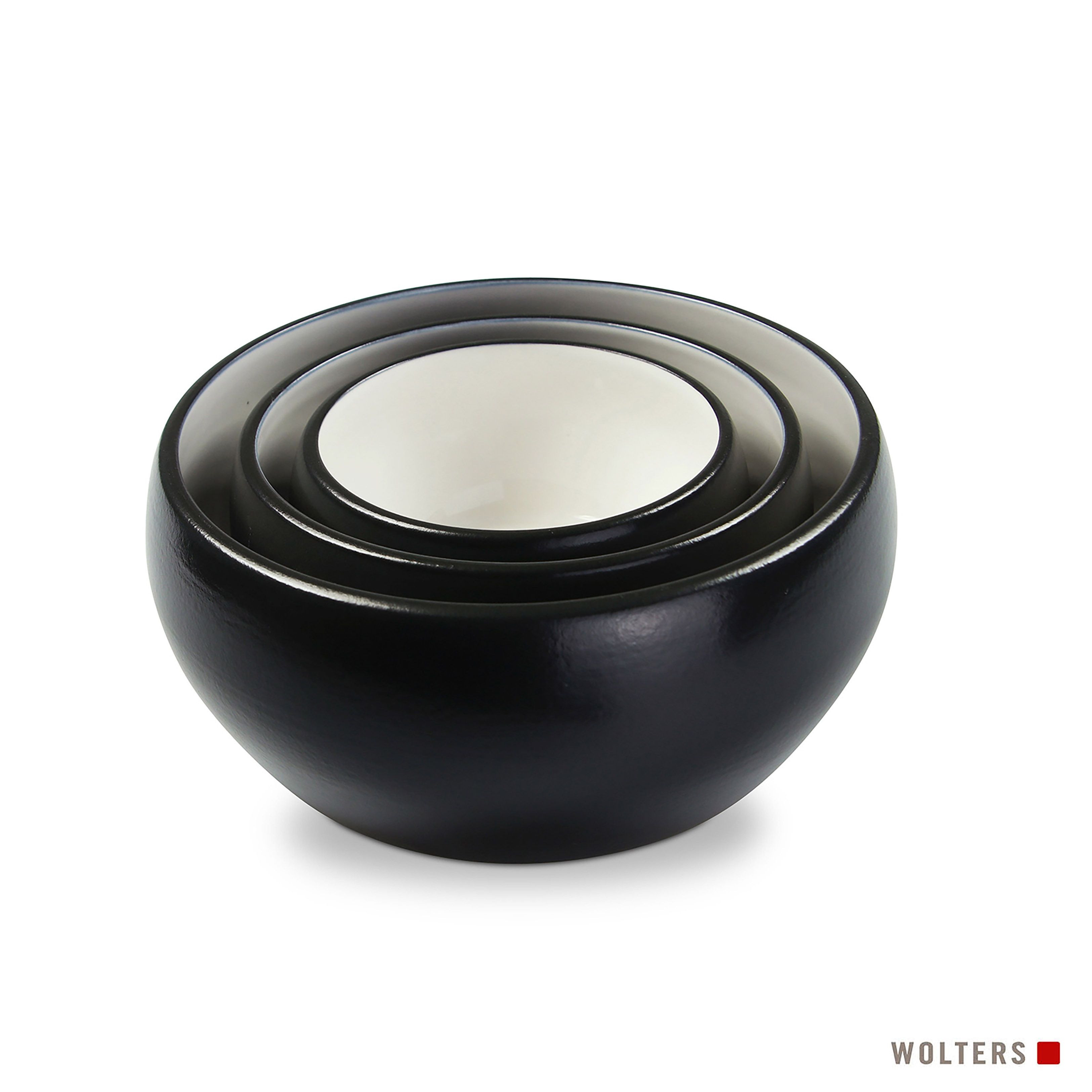Eine schwarze Keramikschüssel mit drei ineinander verschachtelten Schalen. Das Innere der Schalen ist weiß.