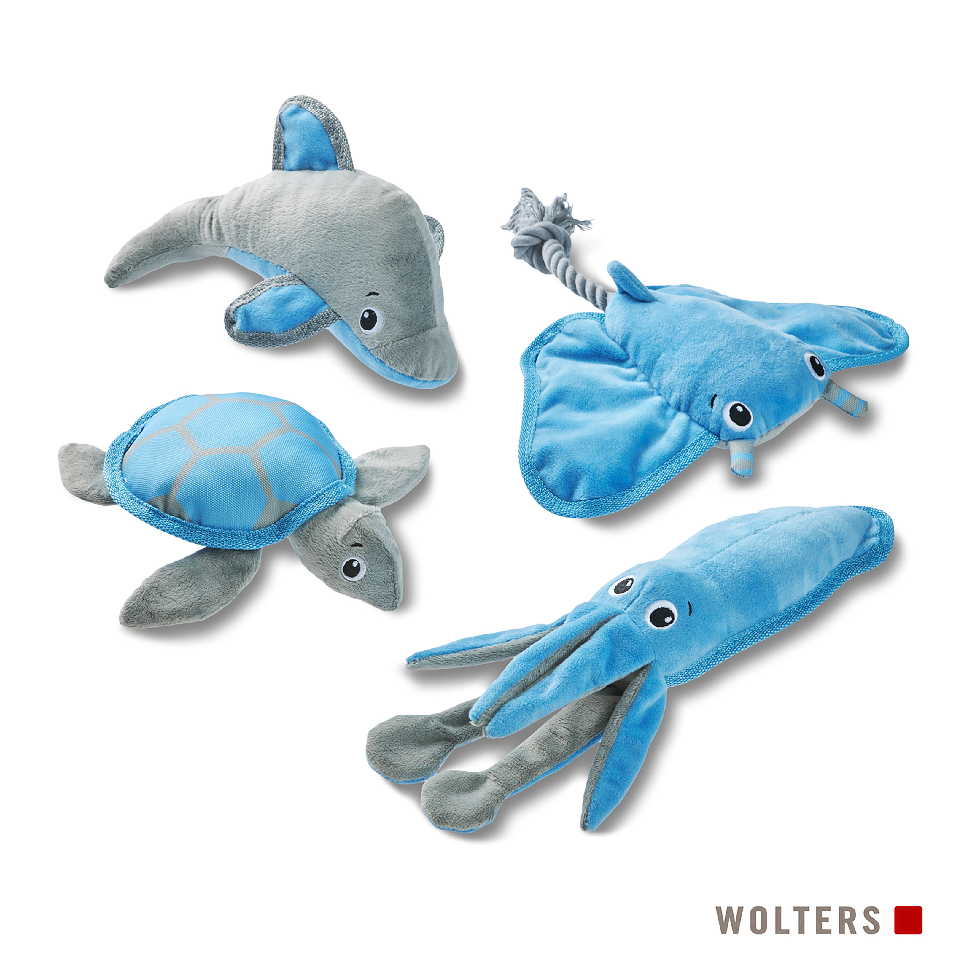 Vier Plüsch-Meeresbewohner: Delfin, Schildkröte, Stachelrochen und Tintenfisch. Sie sind grau und blau auf weißem Grund.