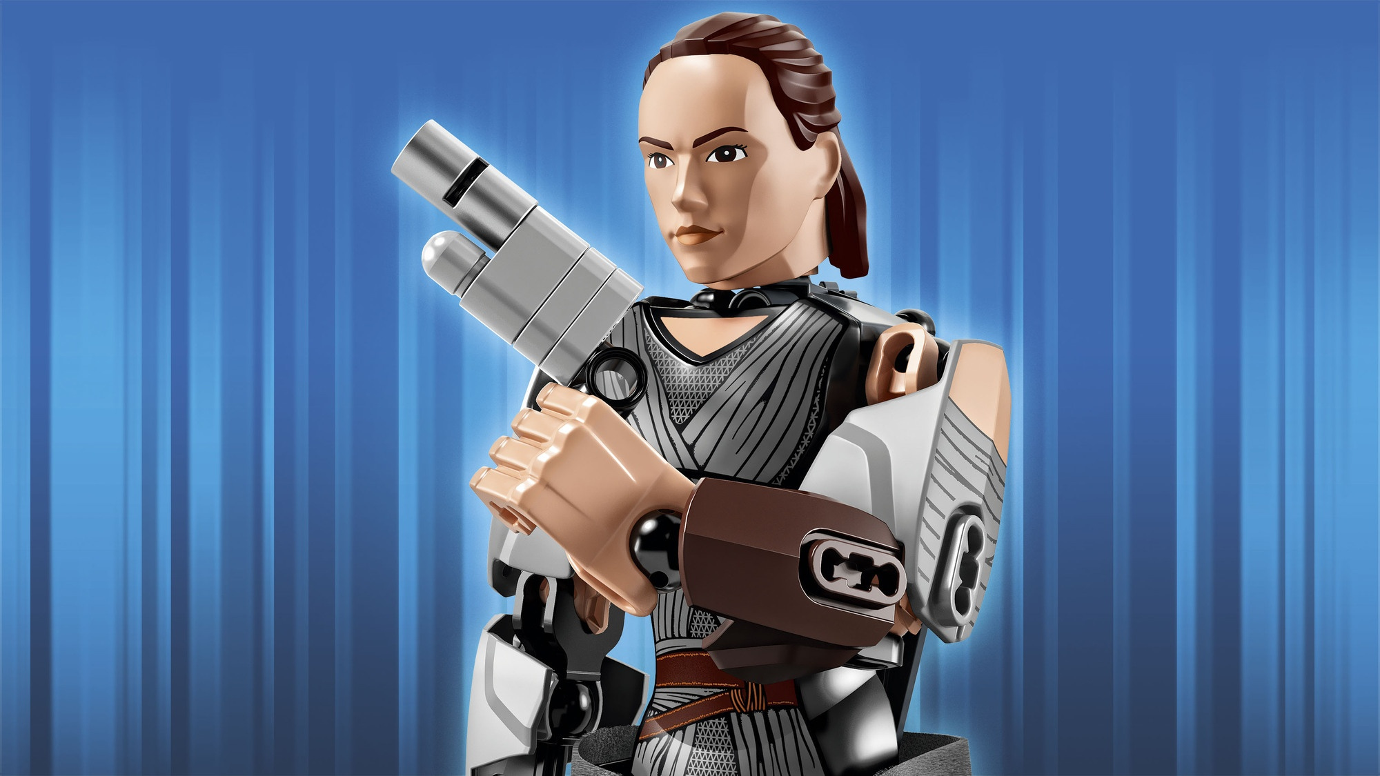 Figura Lego di Rey con un'arma argentata, in posa davanti a uno sfondo a strisce blu, con espressione determinata.
