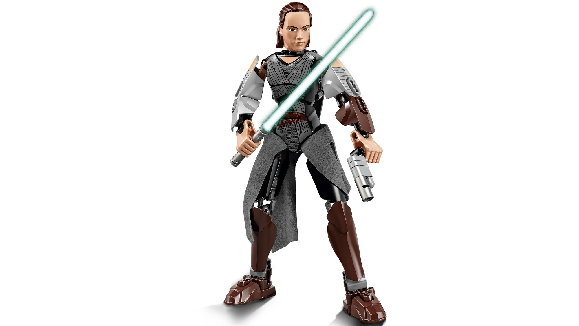 Una figura Lego di Rey di Star Wars, con una spada laser e un blaster. Indossa un abito grigio e marrone.