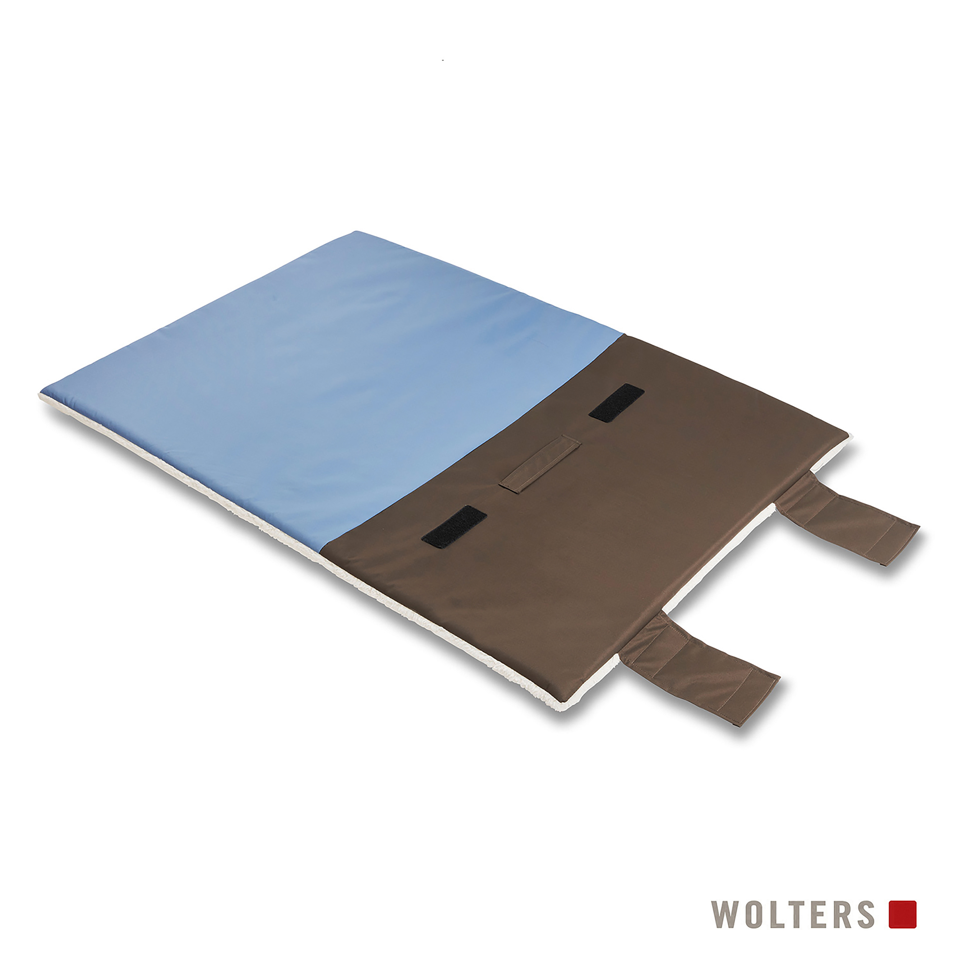 Ein Hundebett mit blauen und braunen Abschnitten. Es hat einen weißen, flauschigen Rand. Am Ende befinden sich Riemen. Das Logo befindet sich unten.