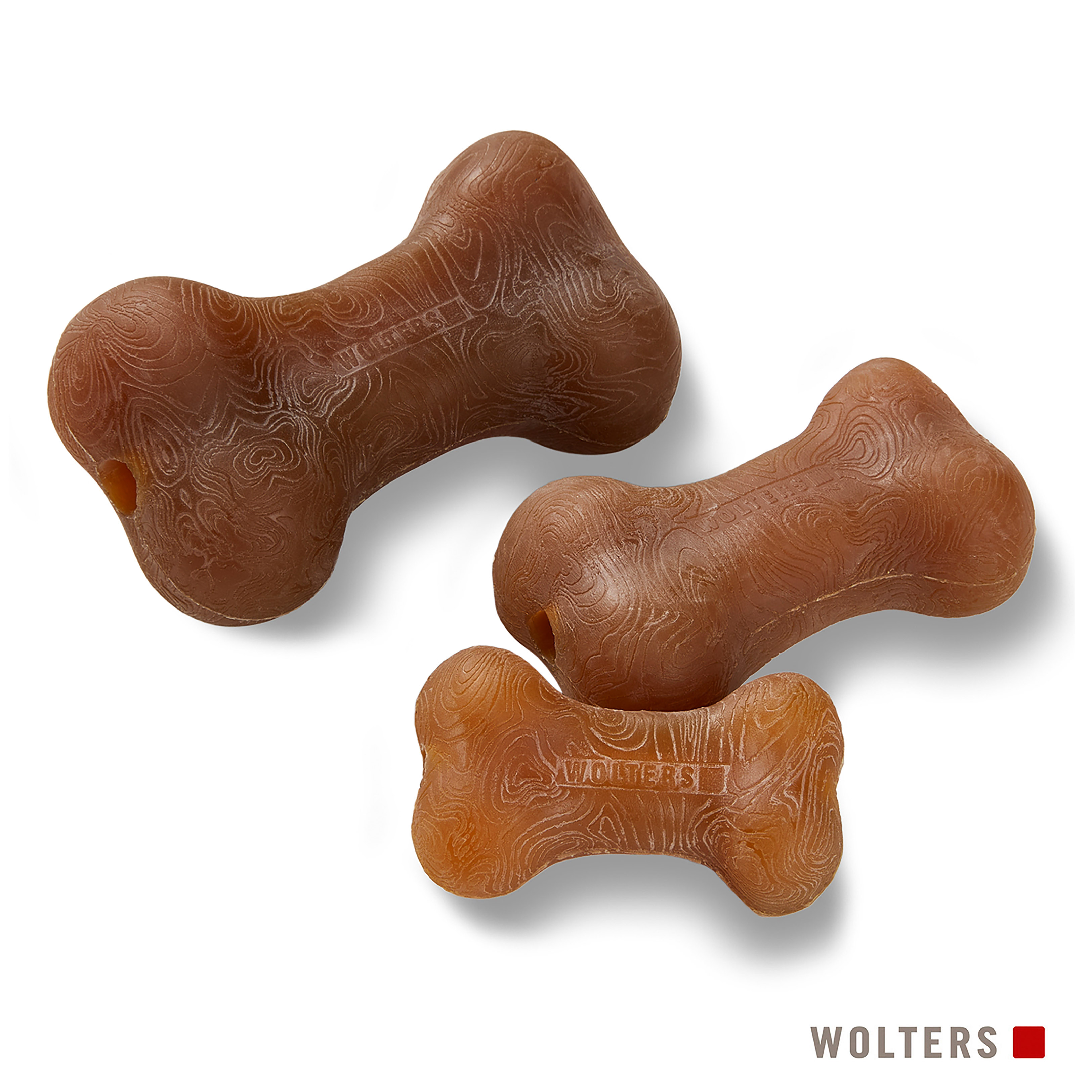 Drei braune Hundeknochen zum Kauen auf weißem Hintergrund. Die Kaustäbchen haben ein Wirbelmuster und der Markenname ist sichtbar.