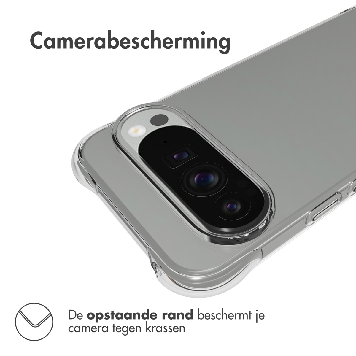 Una custodia trasparente per telefono protegge l'obiettivo della fotocamera. Il testo dice 'Protezione fotocamera' e 'Il bordo rialzato protegge la fotocamera dai graffi'.