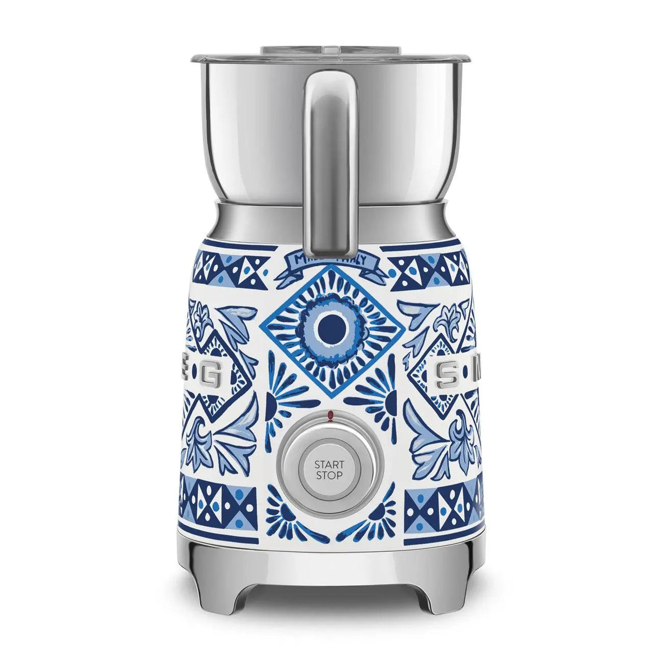 Eine weiß-blau gemusterte Kaffeemühle mit silbernem Deckel und Griff. Sie hat eine Start/Stopp-Taste und steht auf weißem Hintergrund.