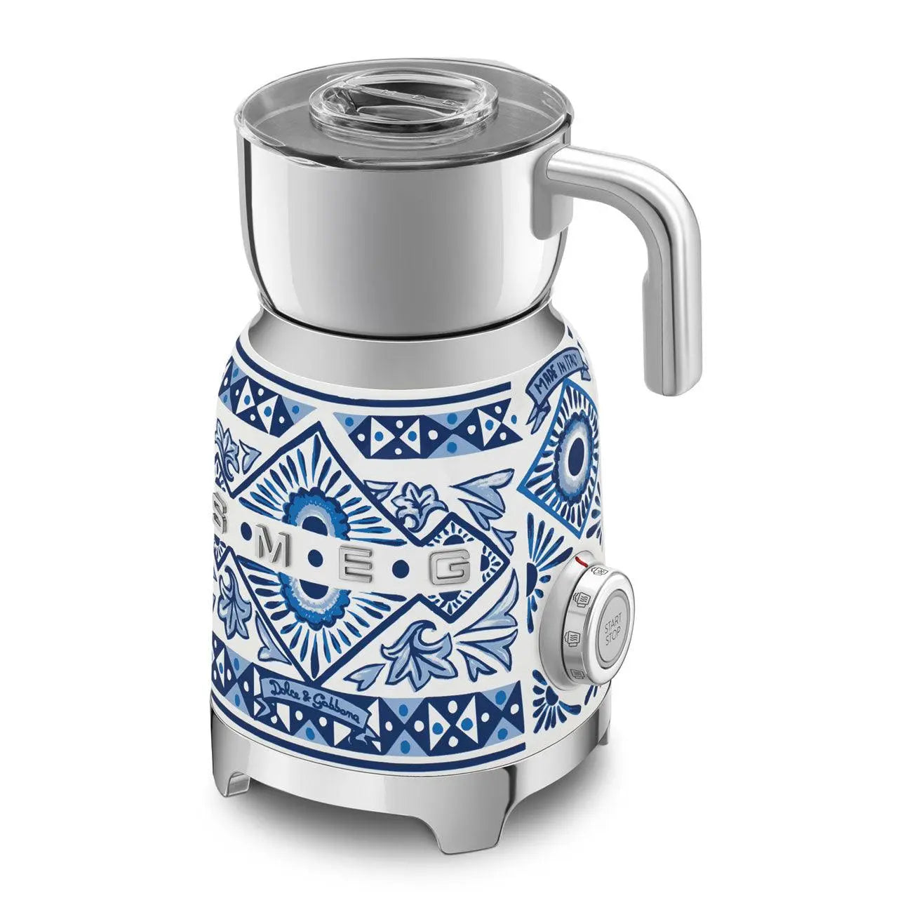 Ein Smeg-Milchaufschäumer mit blau-weißen dekorativen Mustern. Er hat einen silbernen Griff, Deckel und Boden. Ein Start/Stopp-Drehknopf befindet sich an der Seite.
