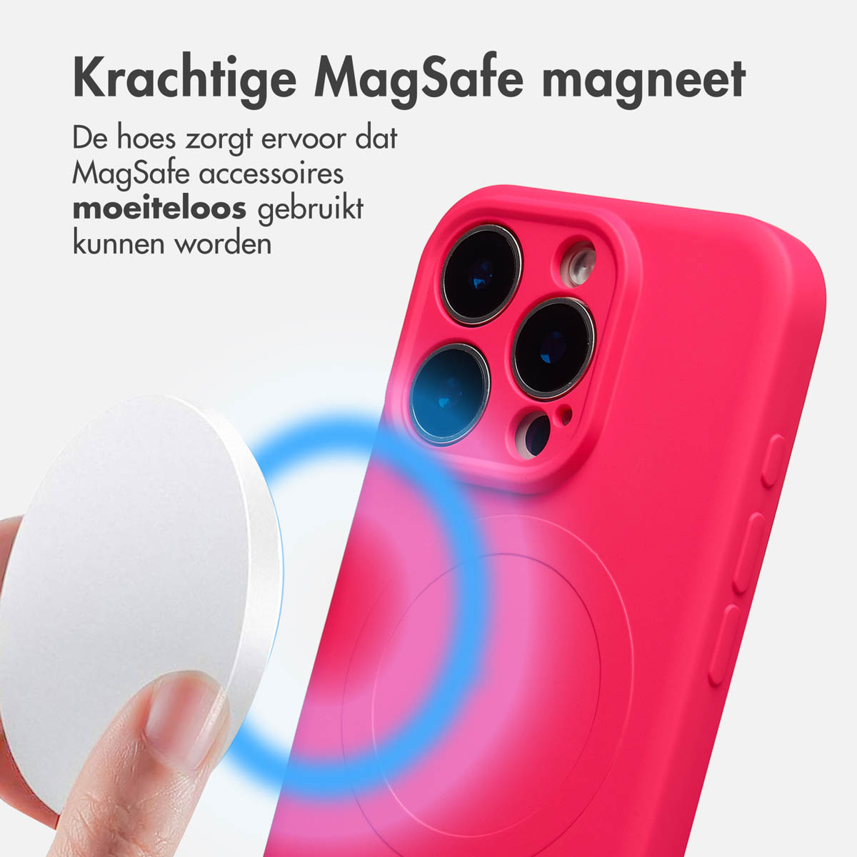 Een hand houdt een witte MagSafe-oplader vast bij een roze telefoonhoesje. Blauwe lijnen geven magnetische verbinding aan. Tekst bovenaan.