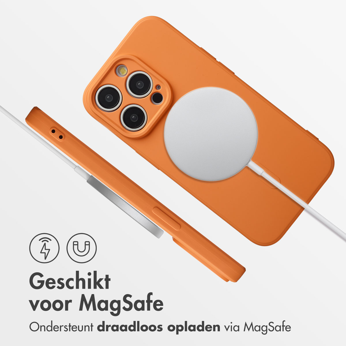Oranje iPhone met MagSafe-oplader. Een witte MagSafe-oplader is aan de telefoon bevestigd. Een oranje stylus ligt naast de telefoon. De tekst zegt 'MagSafe'.