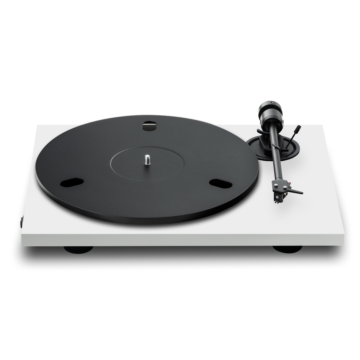 Een witte platenspeler met een zwarte schotel en toonarm is geïsoleerd op een witte achtergrond. De platenspeler heeft een minimalistisch ontwerp.