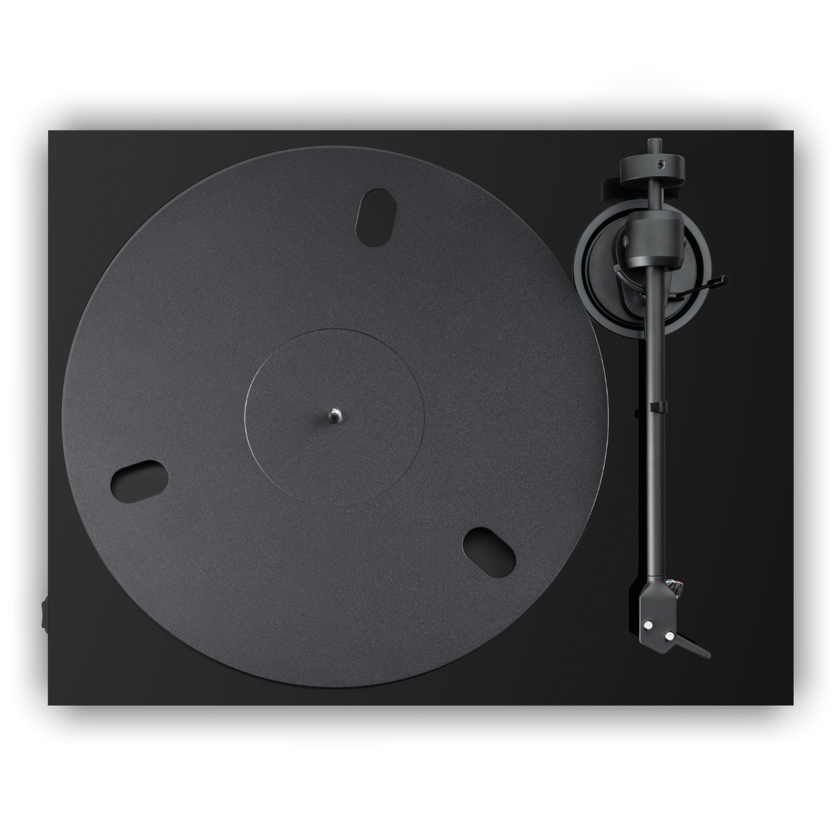 Widok z góry na czarny gramofon z obracającym się dyskiem i ramieniem.