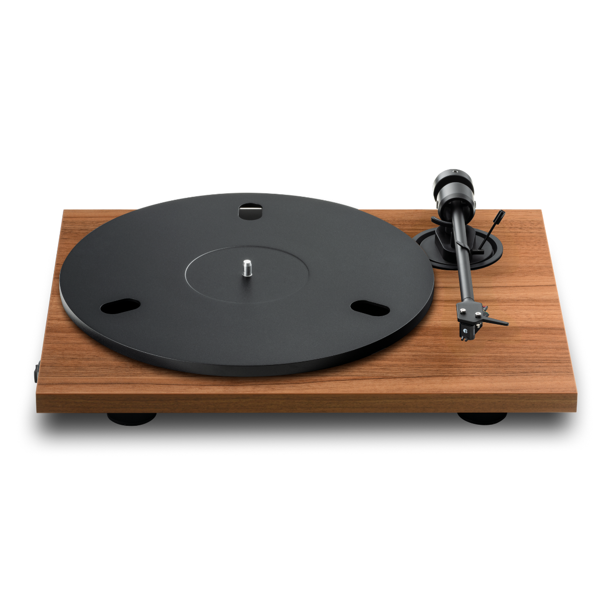 Gramofon z czarnym dyskiem na drewnianej podstawie. Ramię czarne. Tło białe.