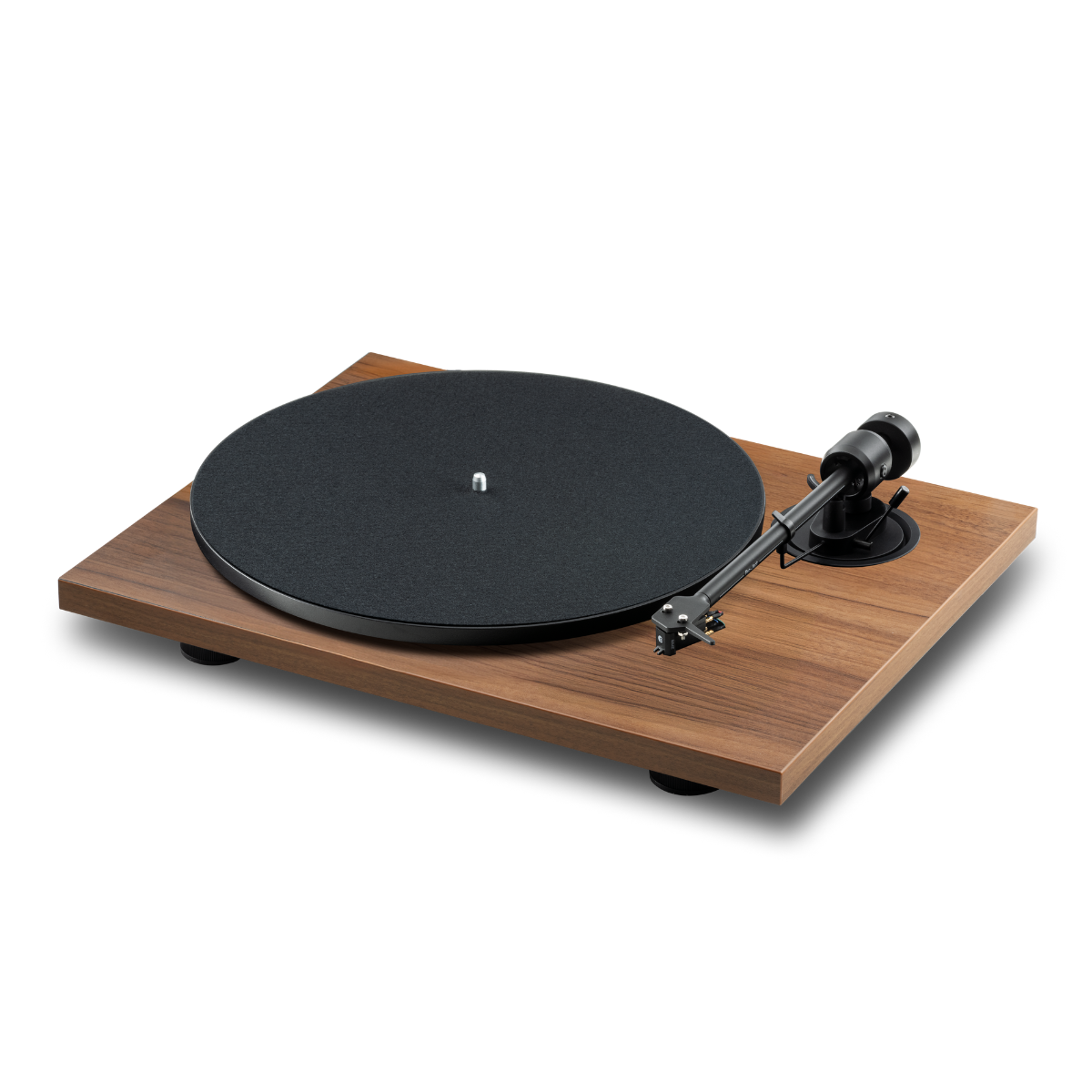 Gramofon z drewnianą podstawą, czarnym talerzem i ramieniem. Tło jest białe.