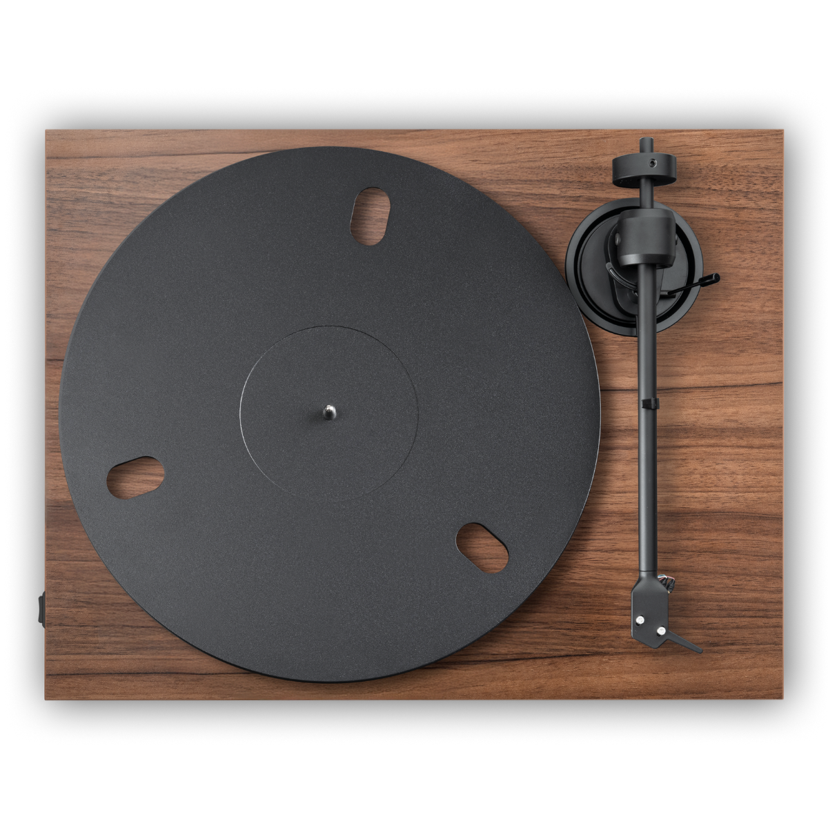 Gramofon z czarnym talerzem i ramieniem na podstawie z fakturą drewna. Widok z góry. Talerz ma trzy wycięcia.