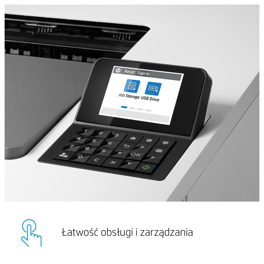 Panel sterowania drukarki z ekranem 'Job Storage USB Drive'. Posiada klawiaturę z cyframi i przyciskami nawigacyjnymi. Kolory biały i czarny.