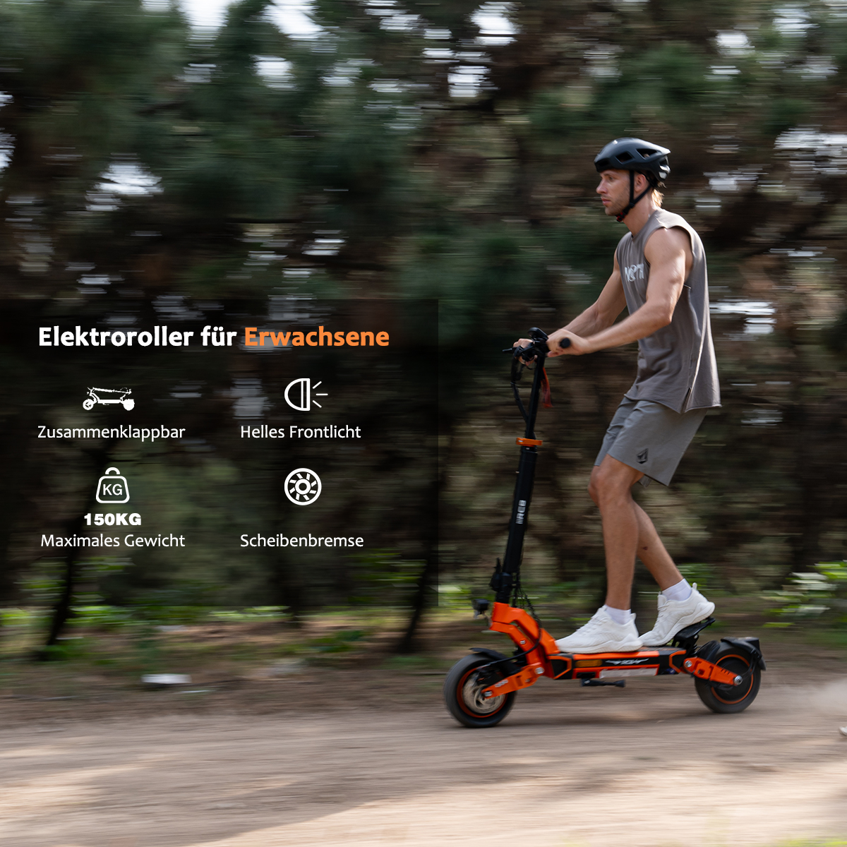 Ein Mann fährt auf einem orangefarbenen Elektroroller auf einem Feldweg. Er trägt einen Helm und Shorts. Bäume sind im Hintergrund.