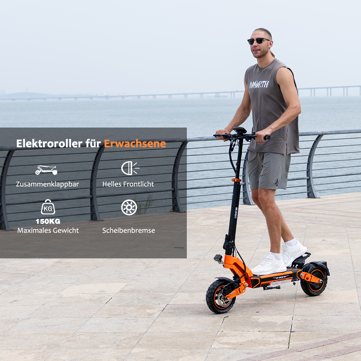 Mann fährt einen orangefarbenen Elektroroller. Er trägt eine Sonnenbrille, Shorts und ein ärmelloses Hemd. Der Hintergrund zeigt eine Brücke und das Meer.
