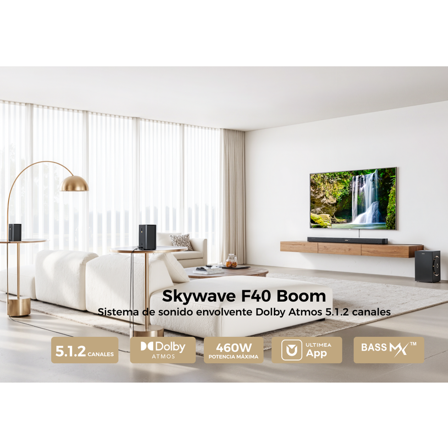 Un salón con un sistema de sonido. Un sofá blanco y un televisor en el fondo. El sistema de sonido está en primer plano.