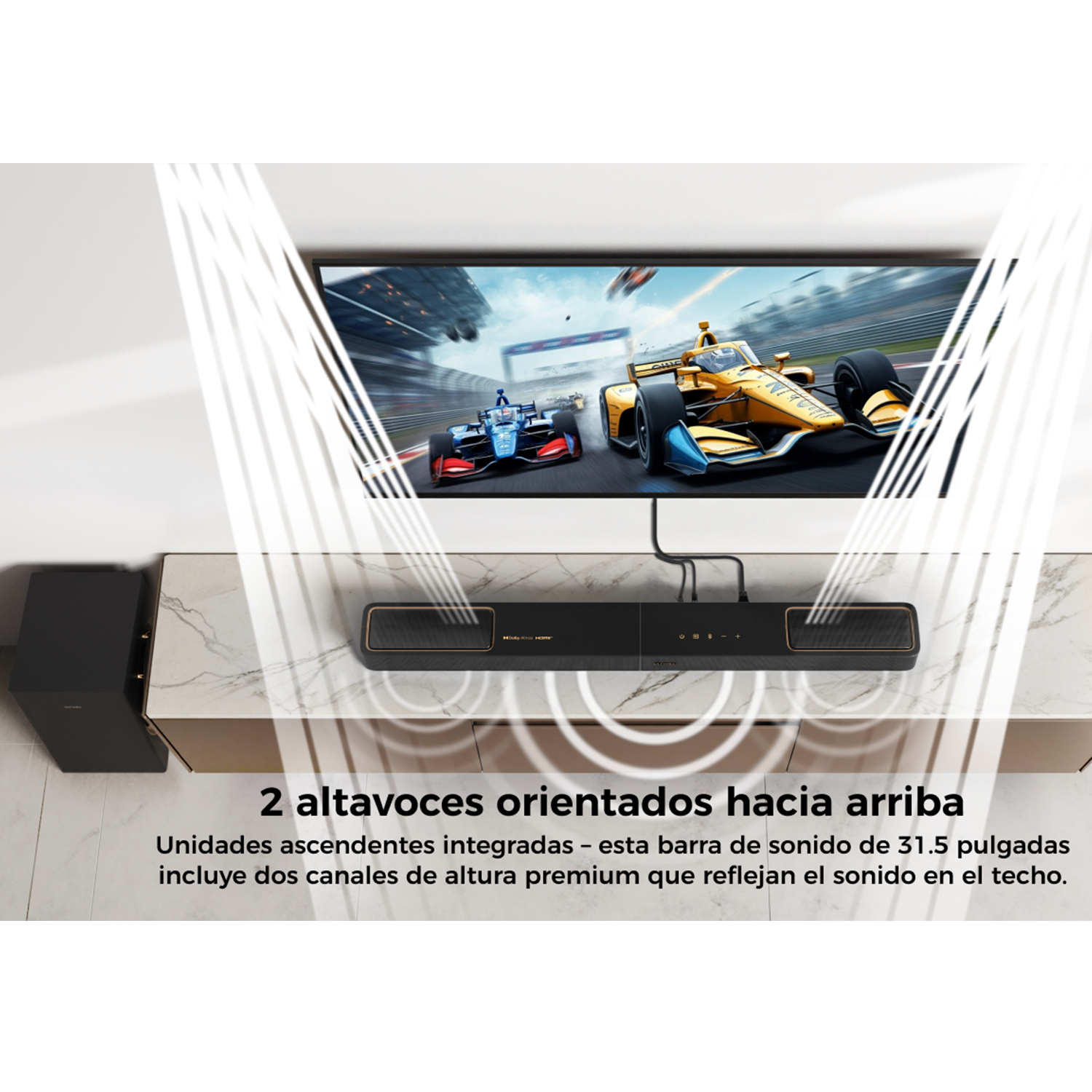 Un televisor muestra una escena de carreras de coches. Debajo hay una barra de sonido y un subwoofer, con altavoces orientados hacia arriba.