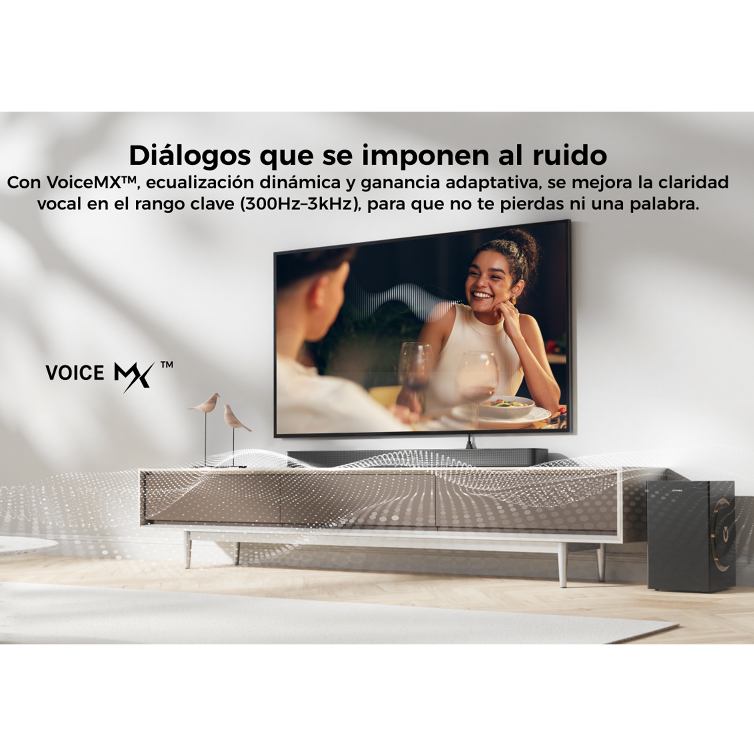 Una mujer sonríe viendo la tele. Un sistema de altavoces está debajo del televisor. El texto superpuesto describe la calidad del sonido.