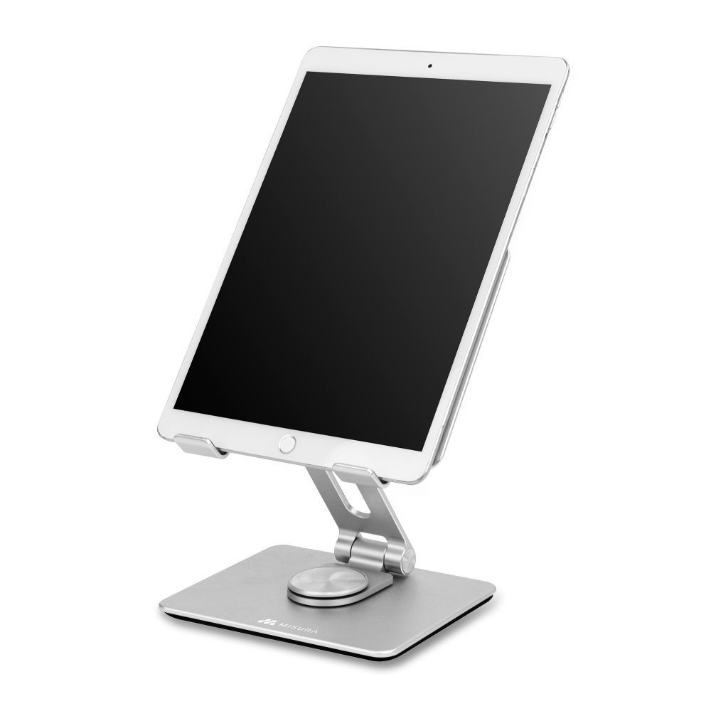 Un tablet d'argento su un supporto. Il tablet ha uno schermo nero. Il supporto è argentato con base quadrata e braccio regolabile.
