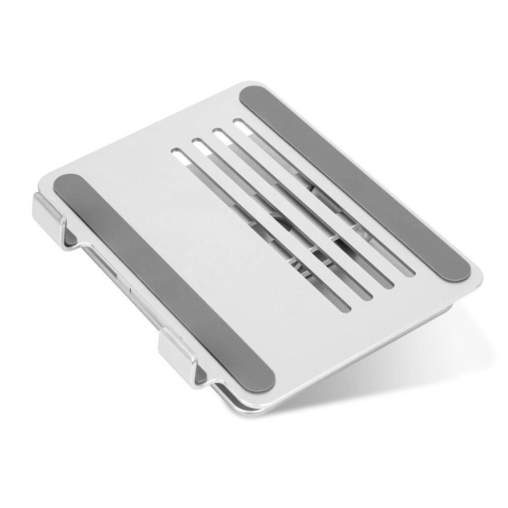Supporto per laptop argentato con cuscinetti grigi e fessure di ventilazione. Vista angolata su sfondo bianco, che mostra la superficie superiore.