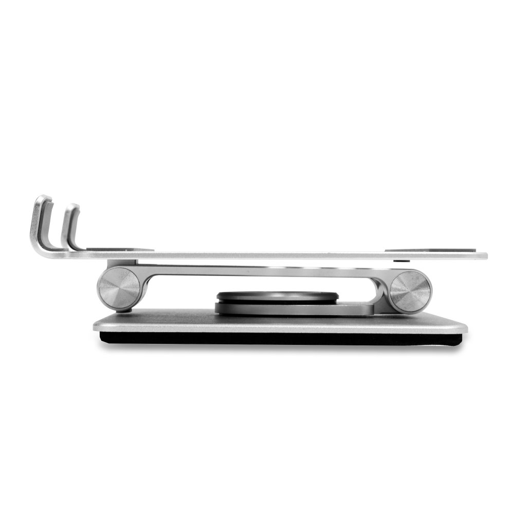 Un supporto per laptop argentato è visto di lato. Ha una parte superiore piatta, due estremità arrotondate e una base rotante circolare.