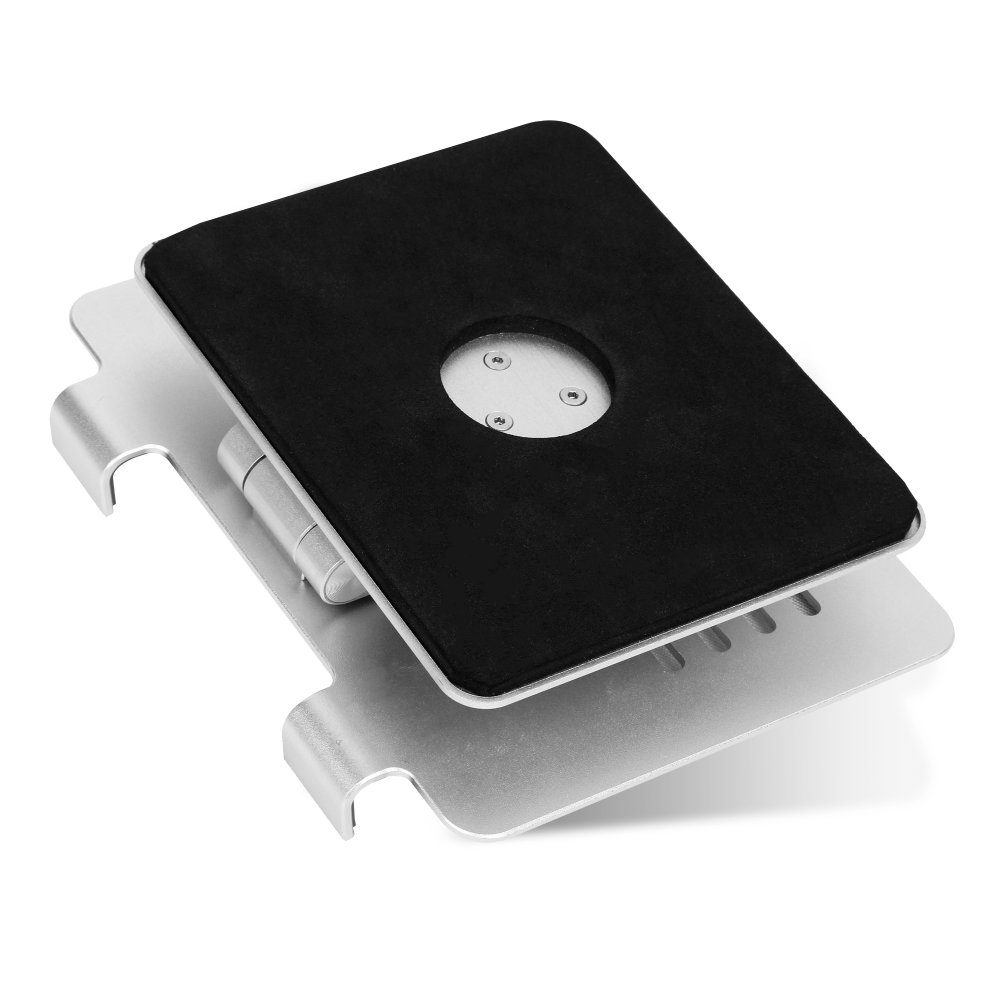Un supporto per laptop argentato con un cuscinetto superiore nero. Il cuscinetto superiore ha un'indentazione circolare. Il supporto è su sfondo bianco.