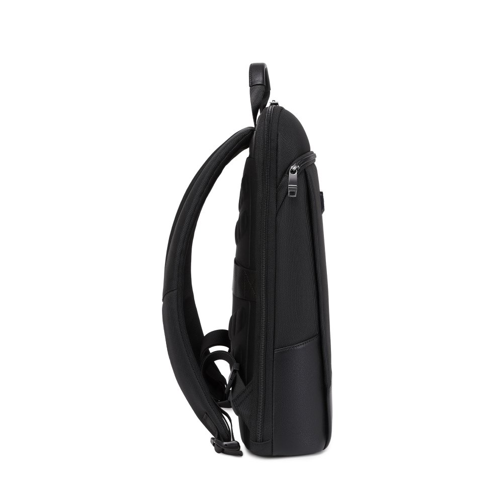 Uno zaino nero con manico, vista laterale. Ha spallacci curvi e una tasca con zip. Lo sfondo è bianco.