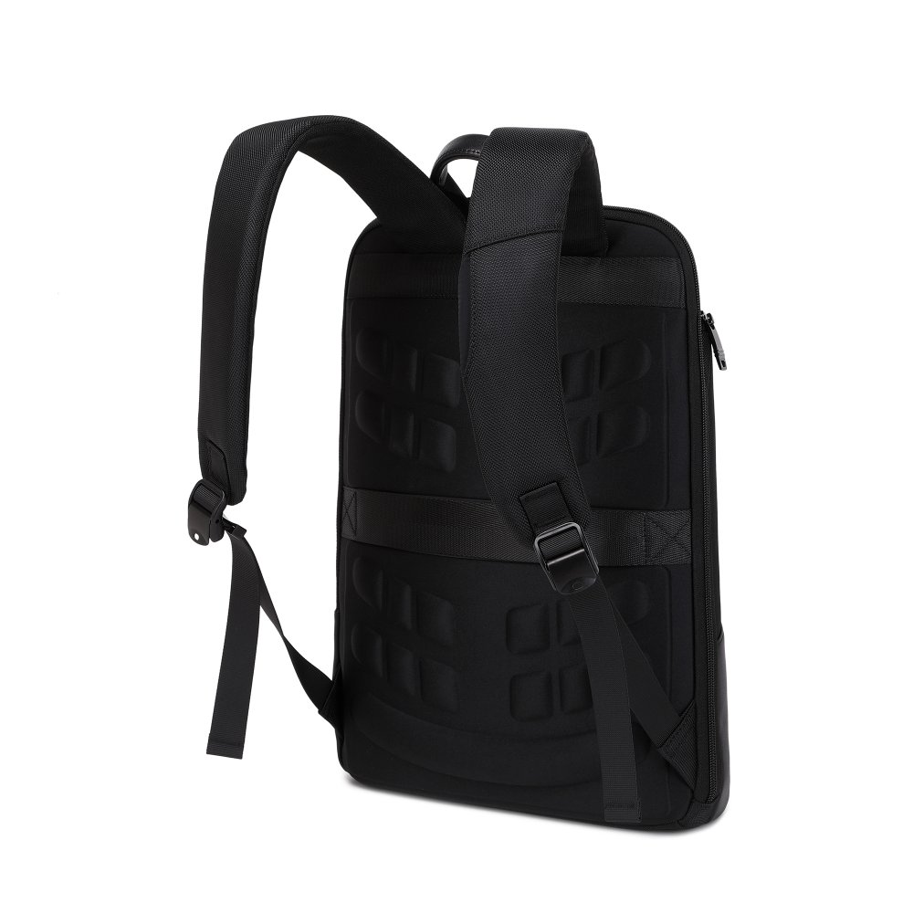 Zaino nero con spallacci e pannello posteriore imbottiti. Caratterizzato da cerniera, scomparti multipli e spallacci regolabili. Isolato su bianco.