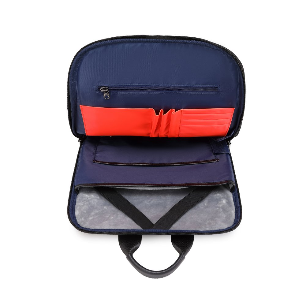 Zaino blu navy aperto con tasche arancioni. Manico nero in basso. Sfondo bianco.