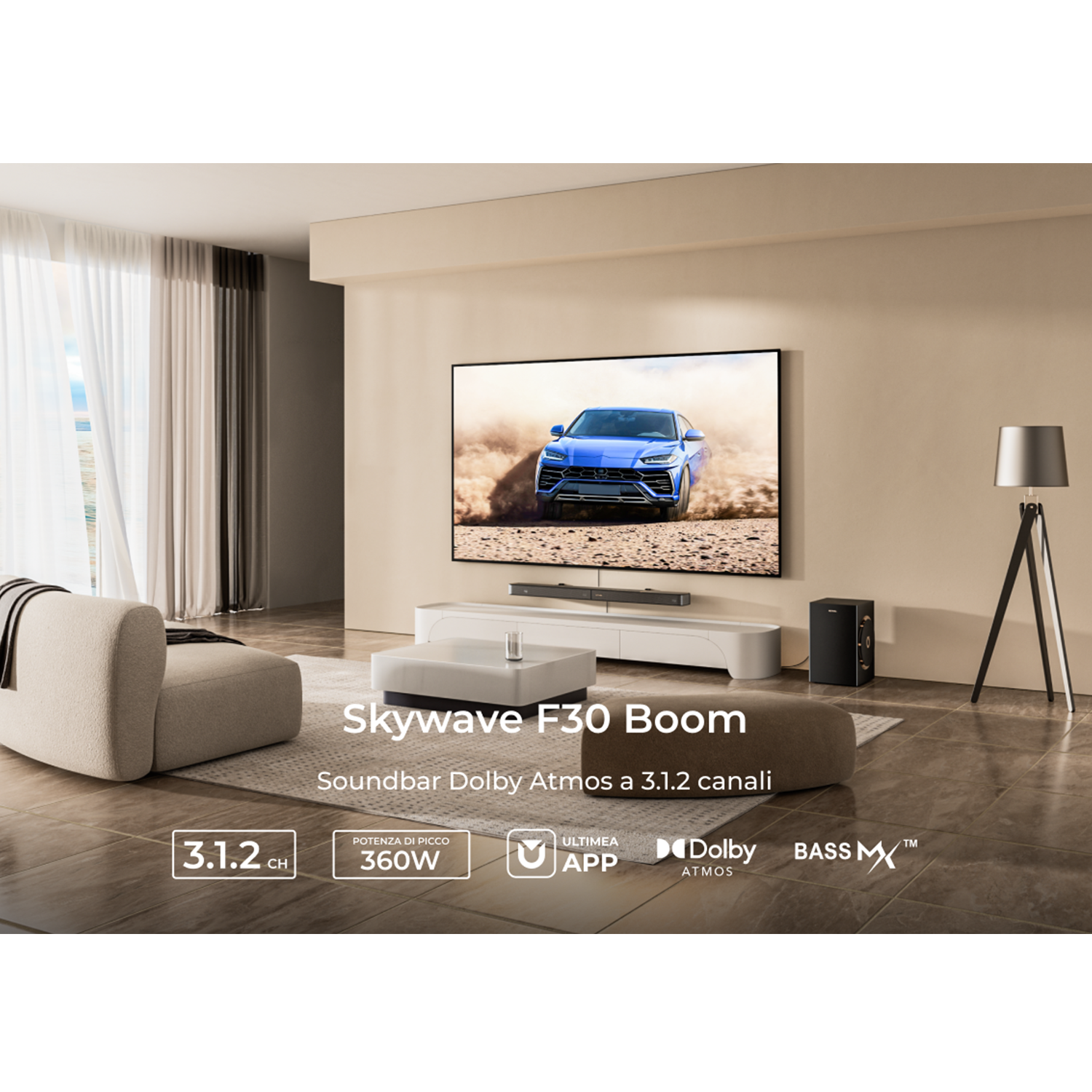 Soggiorno con una grande TV che mostra un'auto blu. Sono visibili un divano, un tavolino, una lampada e una soundbar.