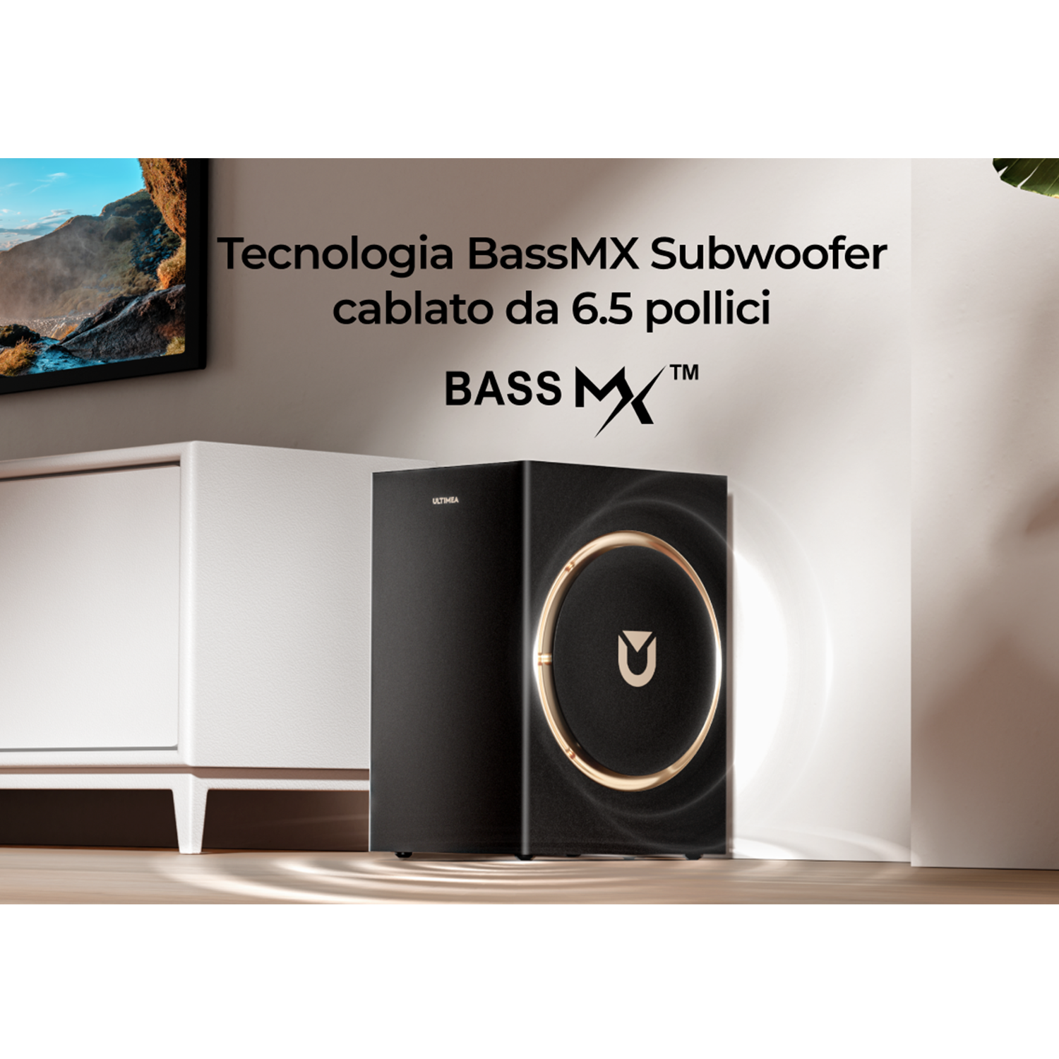 Un subwoofer nero con un anello dorato attorno all'altoparlante. Il testo dice 'BassMX Subwoofer'. Sono visibili una TV e un mobile bianco.
