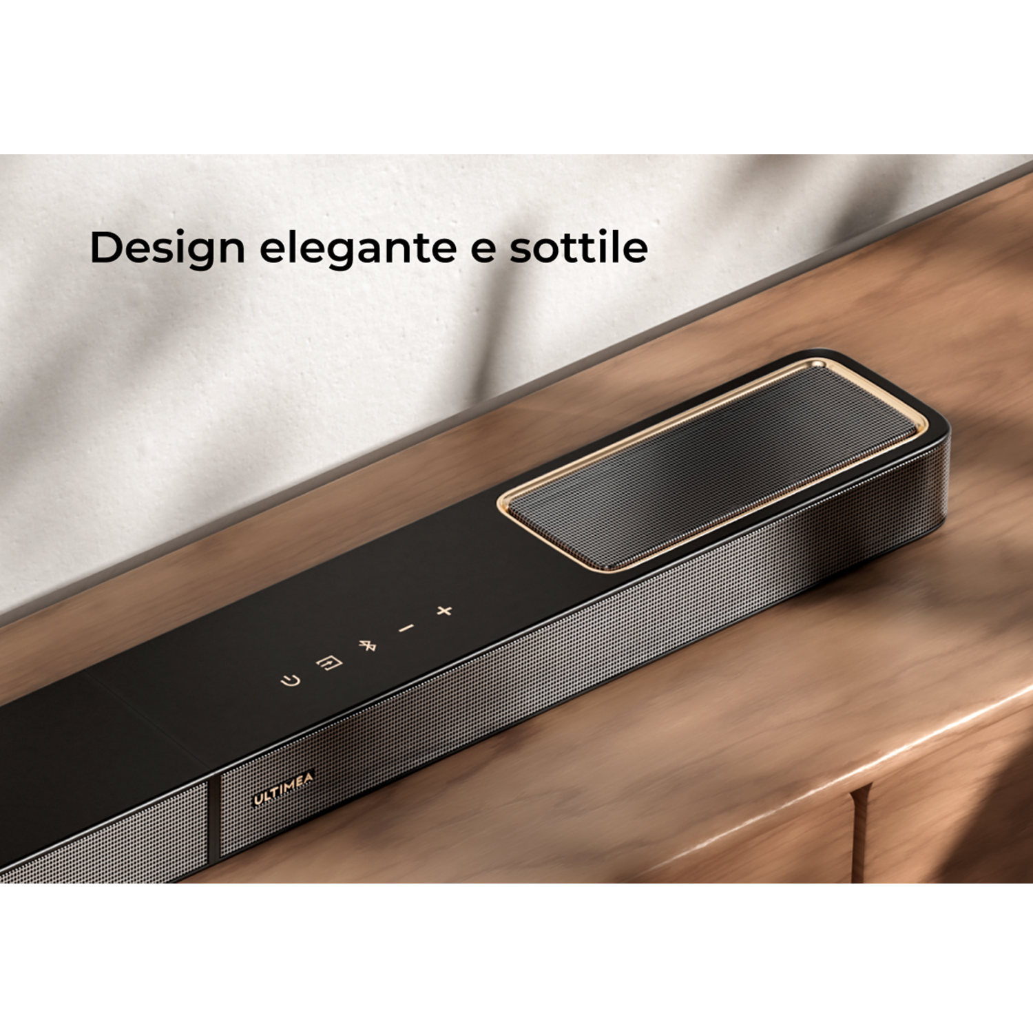 Una soundbar nera con dettagli dorati su una superficie in legno. Il testo "Design elegante e sottile" è sopra.