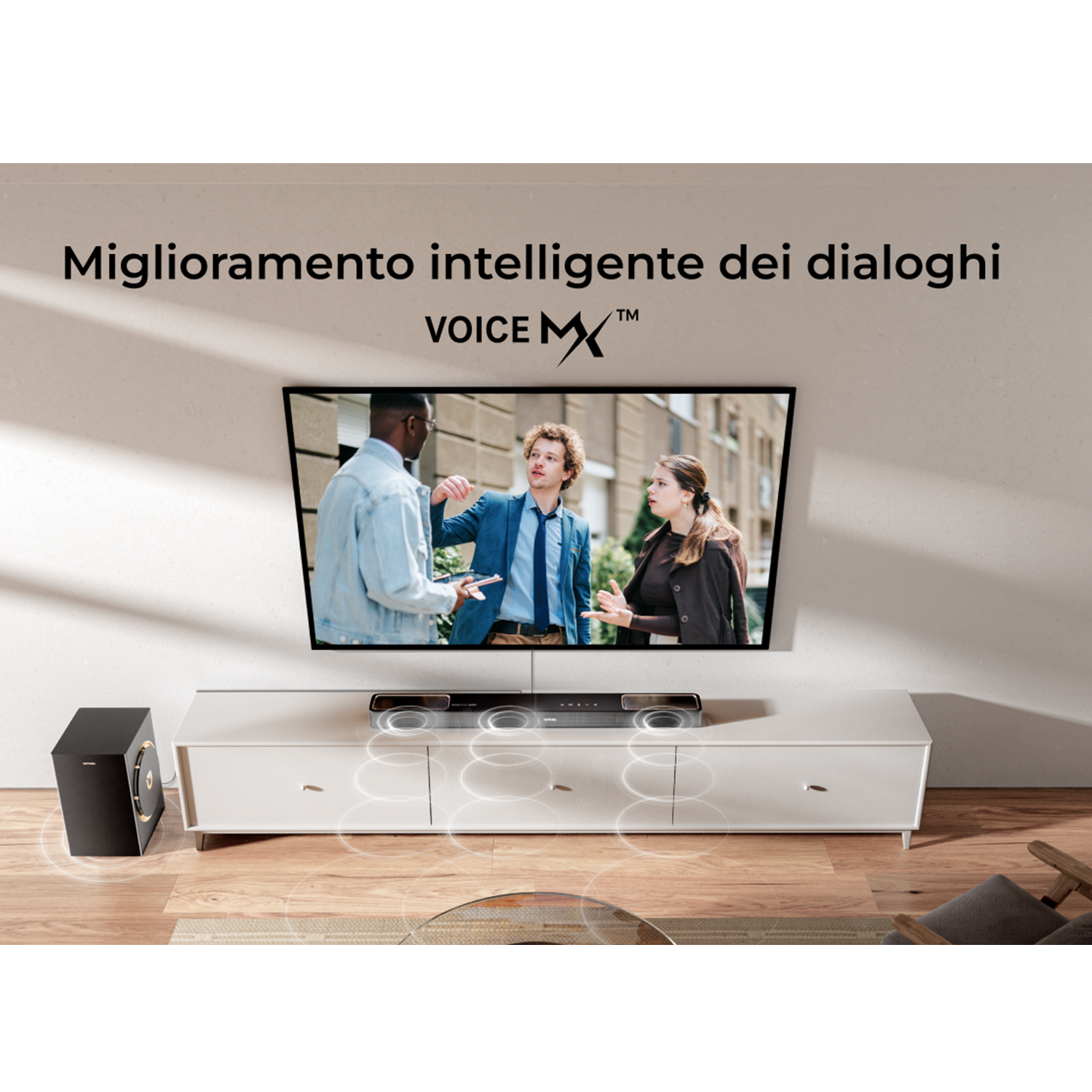 Una TV mostra delle persone. Sotto ci sono una soundbar e un subwoofer. Il testo recita: "Miglioramento intelligente dei dialoghi VOICE MX".