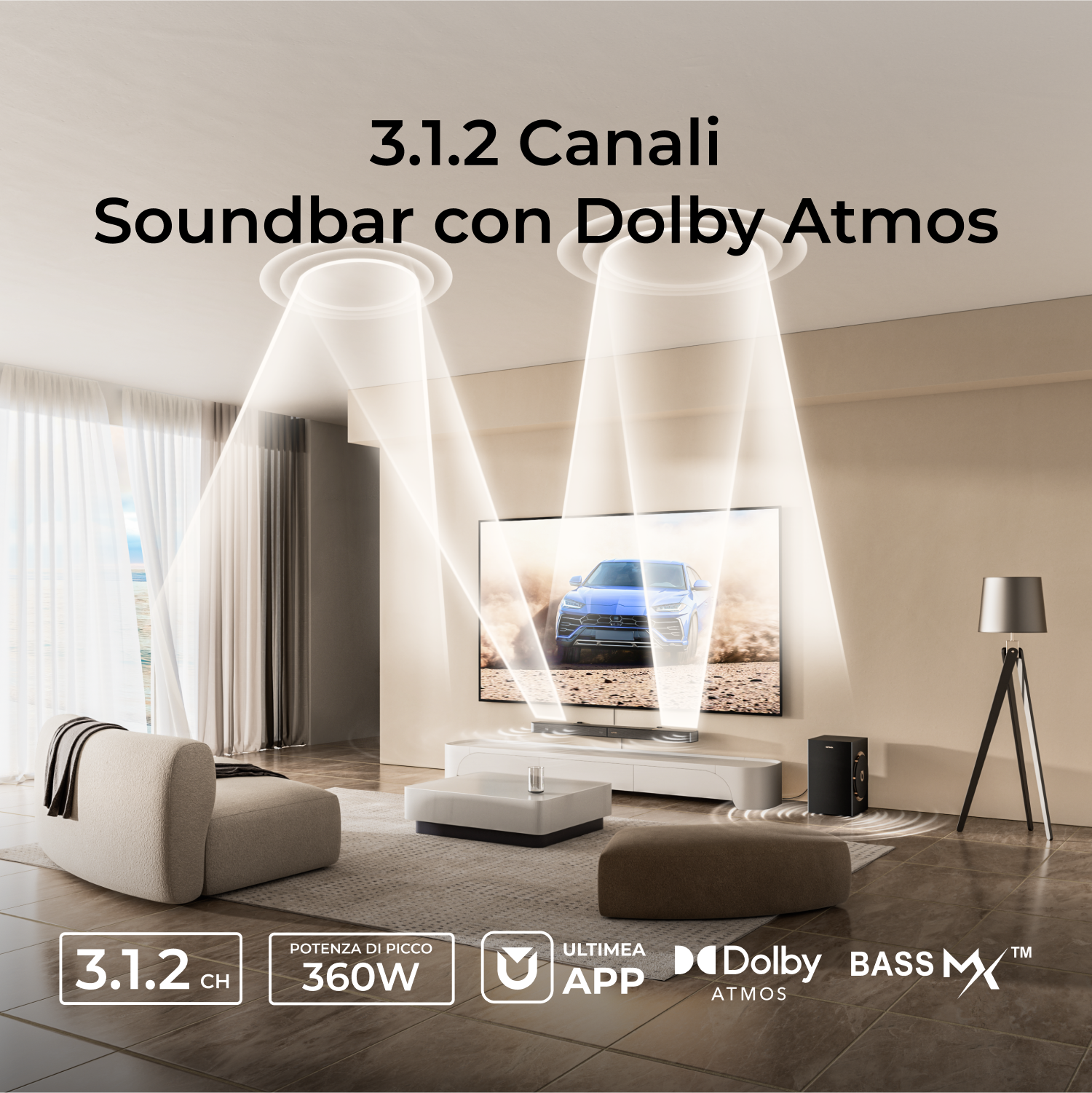 Scena di soggiorno con soundbar e TV. Include divano, tappeto e lampada moderna. Il testo evidenzia le caratteristiche della soundbar.