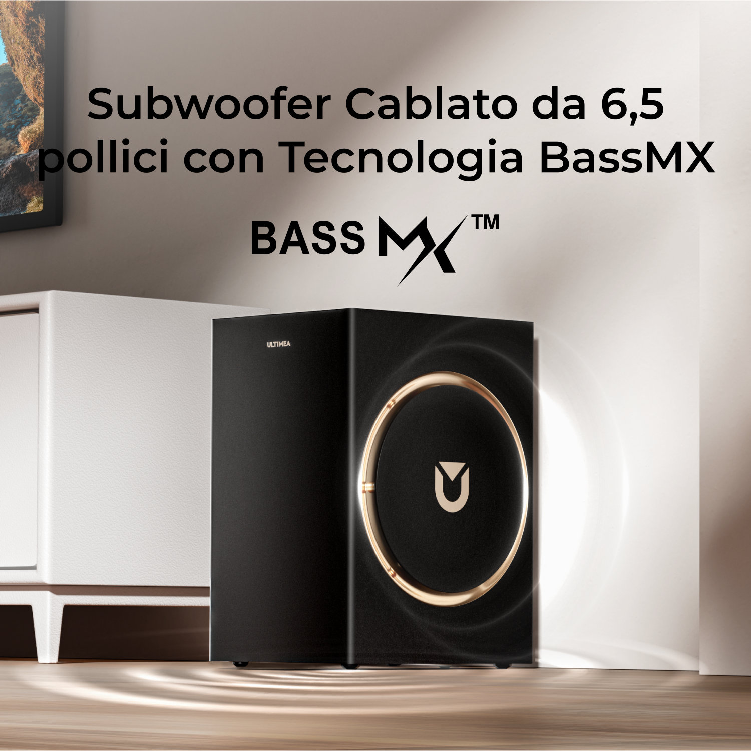 Subwoofer nero con finiture dorate, logo BassMX e testo in italiano. Posizionato su un pavimento in legno, vicino a un mobile bianco.