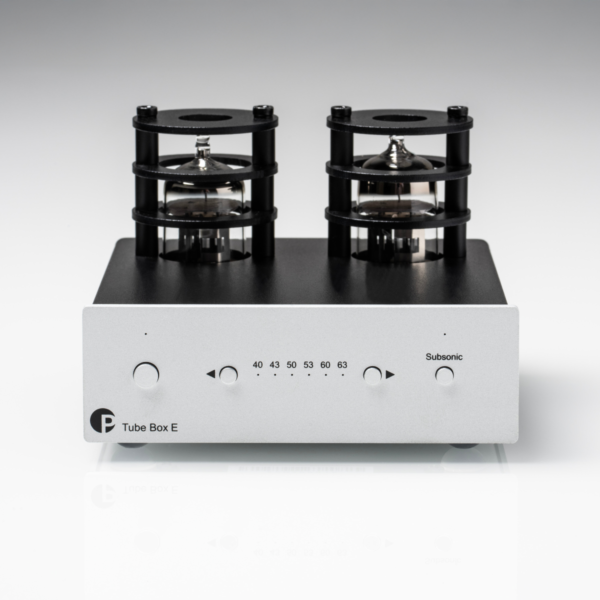 Audioversterker, zilveren voorpaneel, zwart bovenkant. Twee glazen buizen bovenop. Knoppen voor 40, 43, 50, 53, 60, 63 en Subsonic.