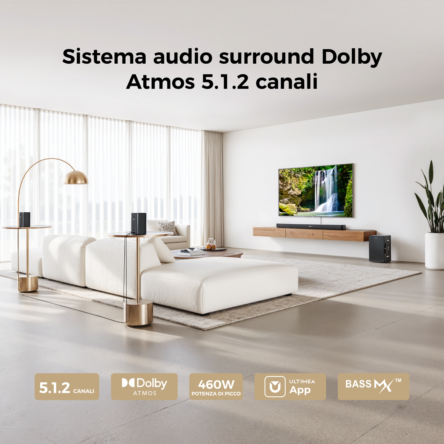 Configurazione del soggiorno con sistema audio surround Dolby Atmos. Include divano, TV e altoparlanti. Il testo recita 'Sistema audio surround Dolby Atmos'.