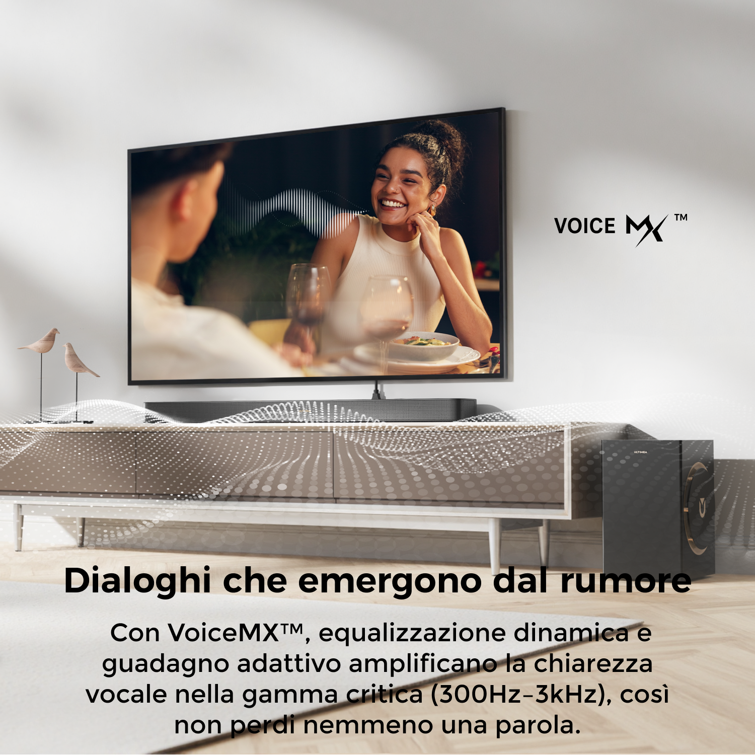 Un televisore mostra due donne a cena. Le onde sonore emanano dal televisore a un sistema audio. Il testo descrive il miglioramento del dialogo.