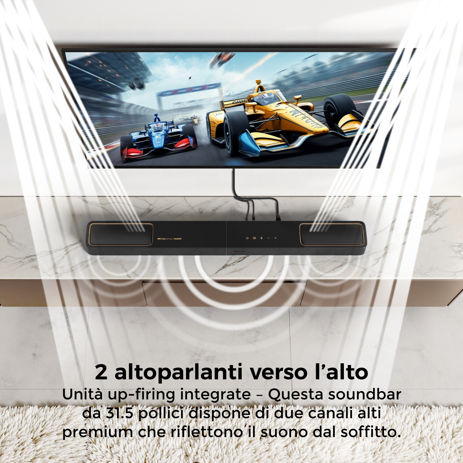 Un televisore mostra auto da corsa. Sotto, una soundbar è posizionata su una superficie di marmo. Il testo dice '2 altoparlanti verso l'alto'.