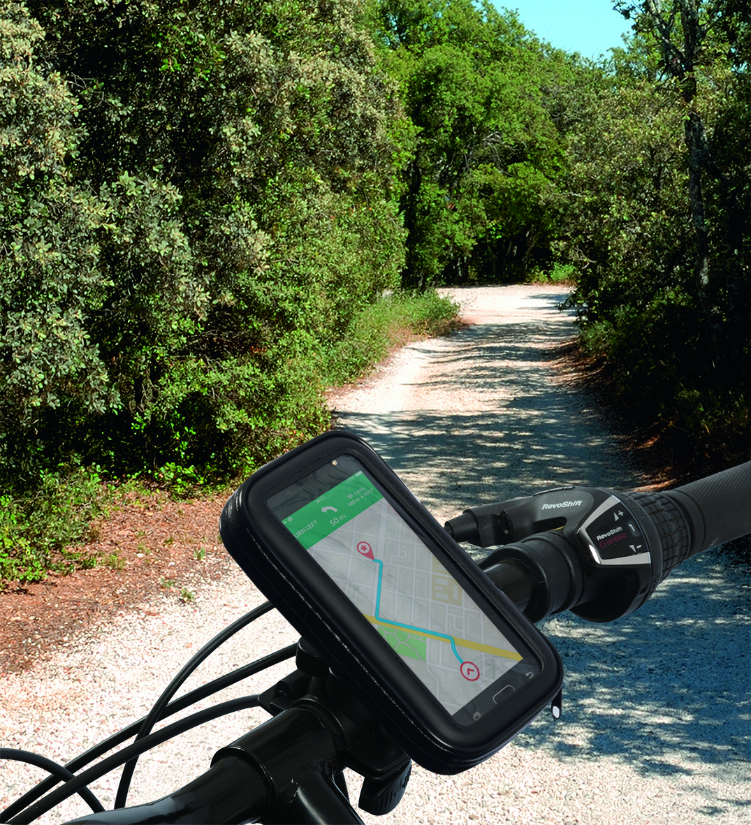 Un ciclista su un sentiero usa un telefono con una mappa per la navigazione. Gli alberi costeggiano il sentiero. Il manubrio e un cambio sono visibili.