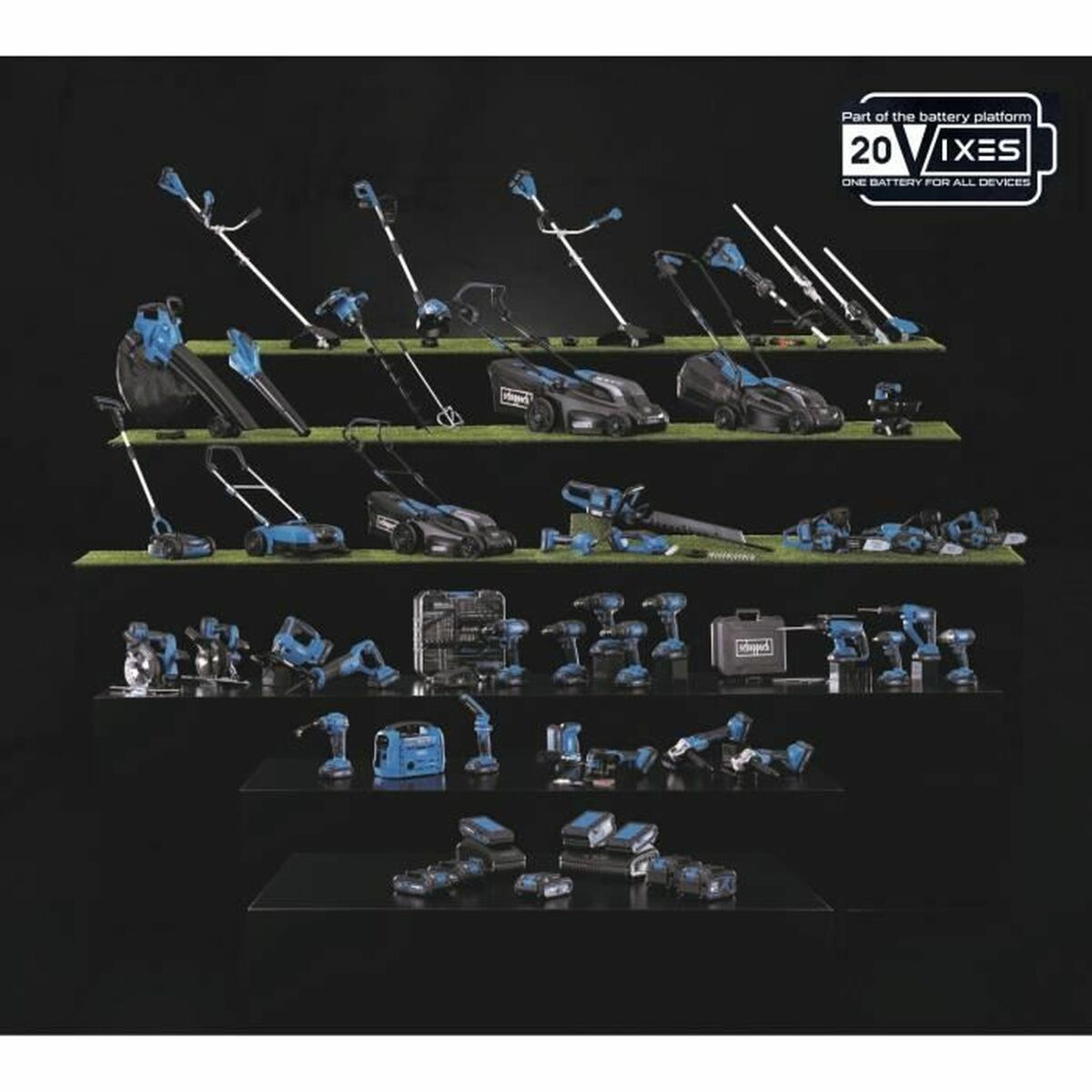 Een display van diverse elektrische gereedschappen, waaronder grasmaaiers, boormachines en andere apparatuur, op planken tegen een zwarte achtergrond.