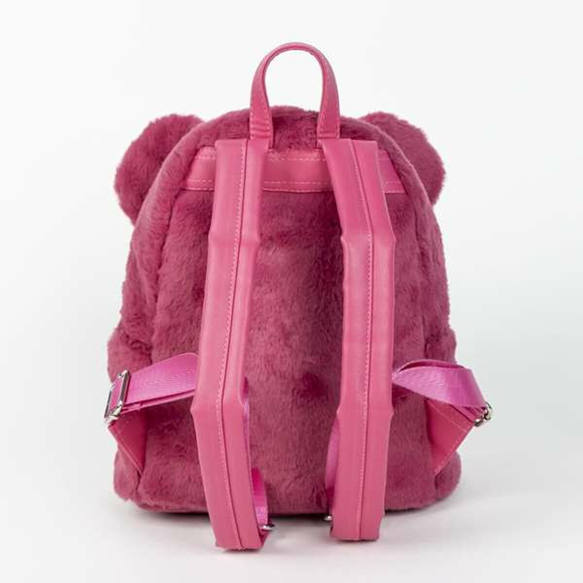 Una mochila rosa peluda con orejas de oso, correas para los hombros y un asa superior, sobre un fondo blanco.