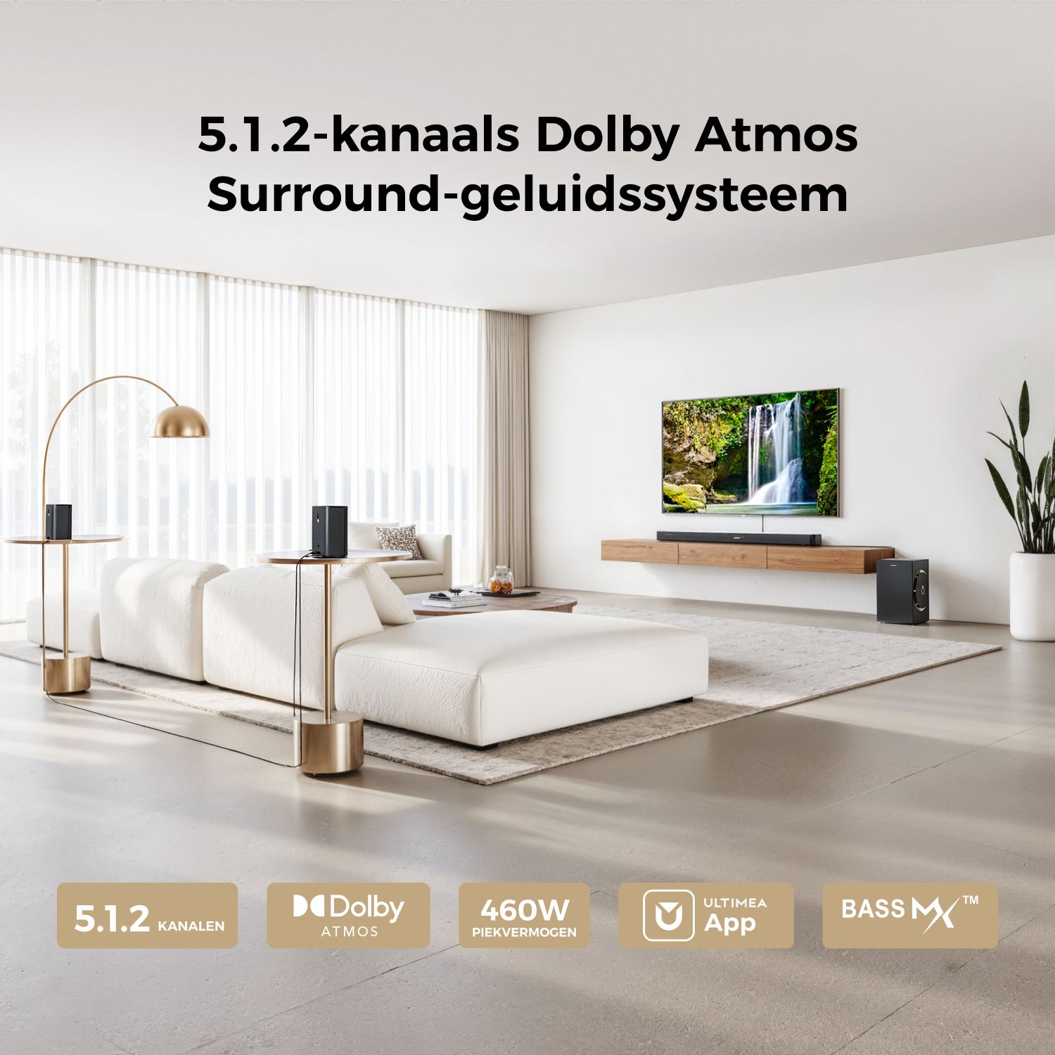 Een moderne woonkamer met witte bank, tv en geluidssysteem. Tekst geeft aan dat het een 5.1.2 Dolby Atmos surround sound system is.