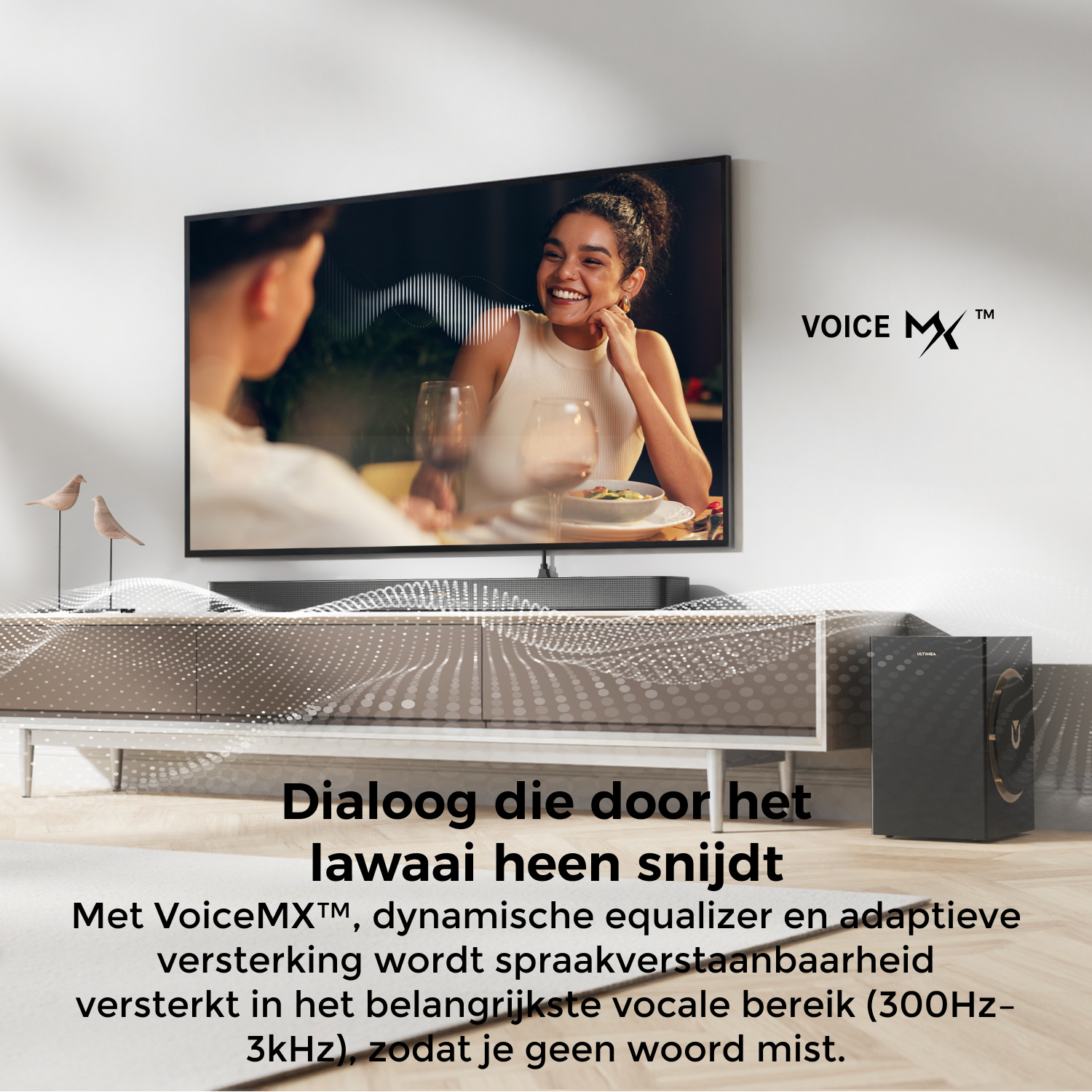 Een vrouw glimlacht aan een eettafel voor een tv. Onder de tv staat een geluidssysteem met tekst over verbeterde dialooghelderheid.