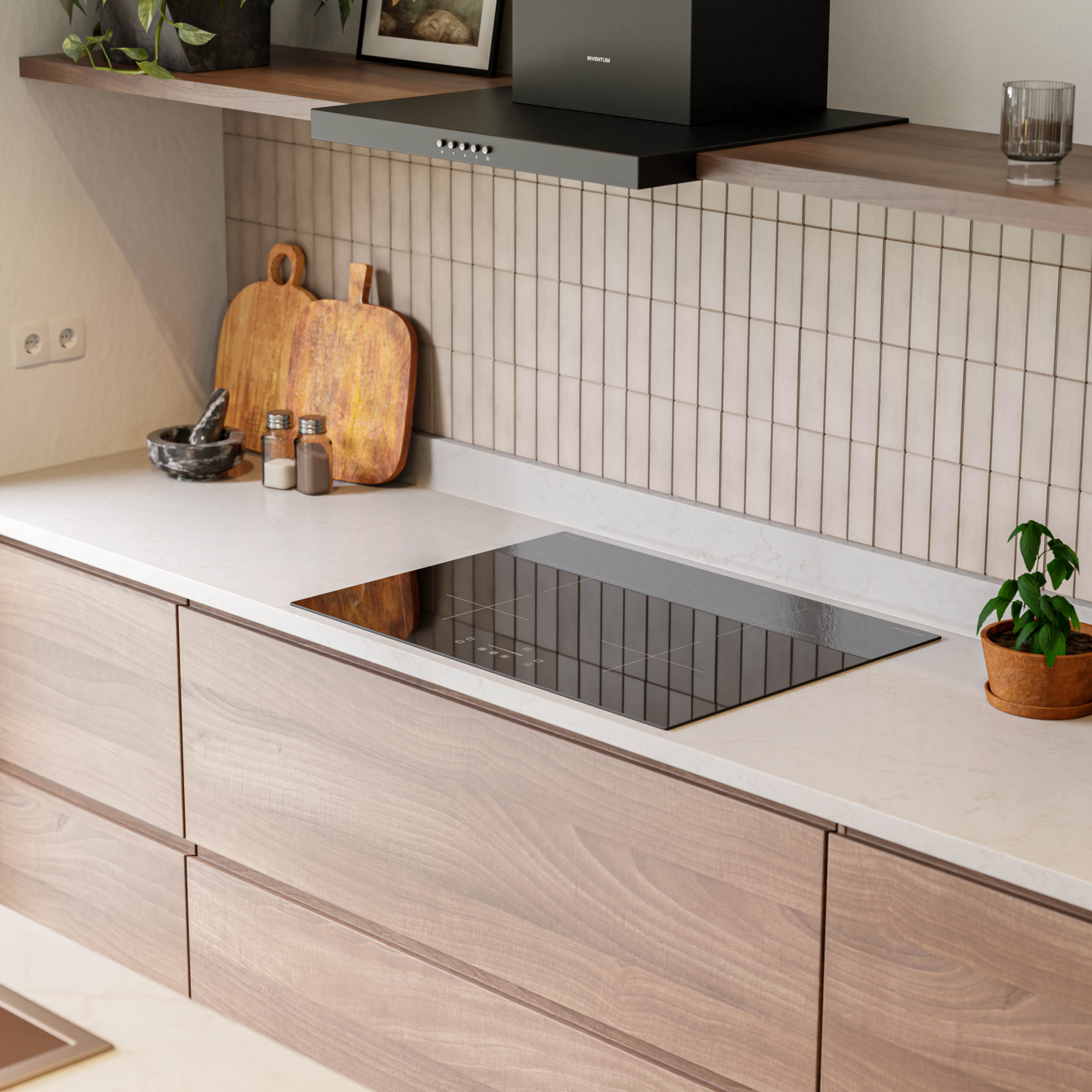 Keuken met houten kasten, een zwarte kookplaat en een lichtgekleurde achterwand. Inclusief snijplanken, planten en een afzuigkap.