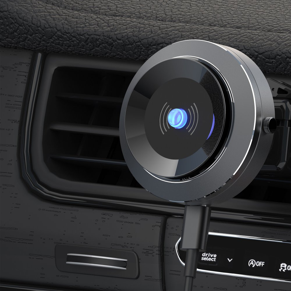 Un dispositivo nero e argento con una luce blu è montato in una presa d'aria dell'auto. È collegato un cavo USB.
