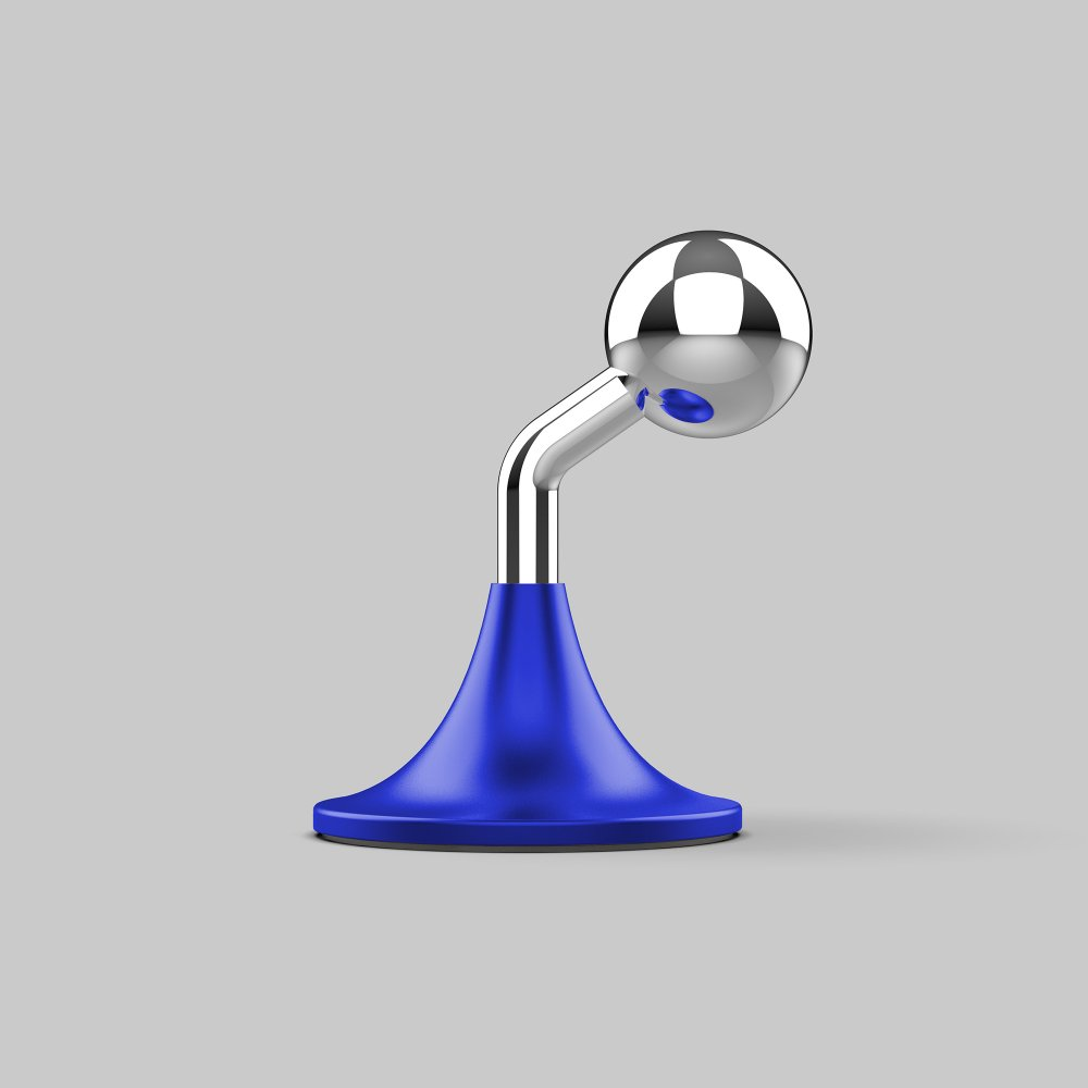 Una sfera cromata su un braccio metallico curvo poggia su una base conica blu. Lo sfondo è grigio uniforme.