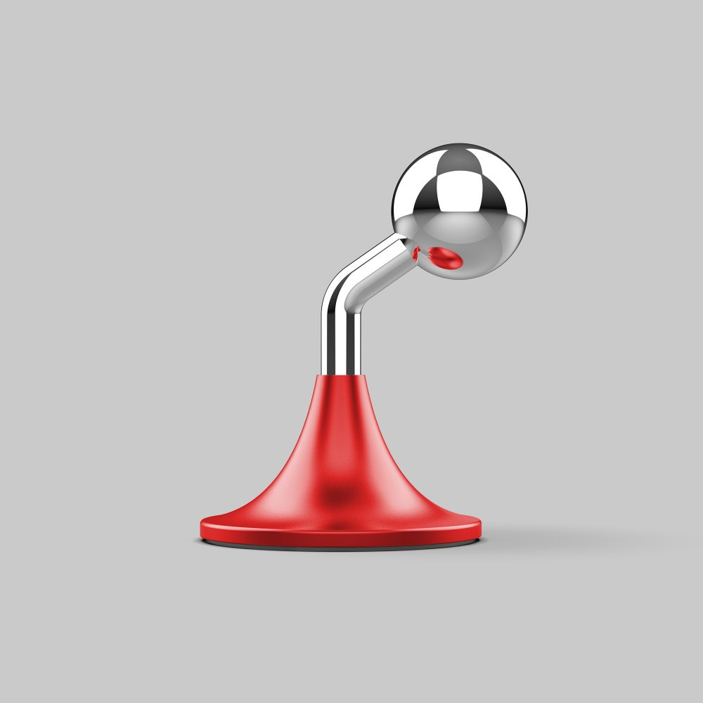 Un supporto per telefono rosso e argento. Ha una base rossa, un braccio curvo argentato e una sfera argentata con un punto rosso.