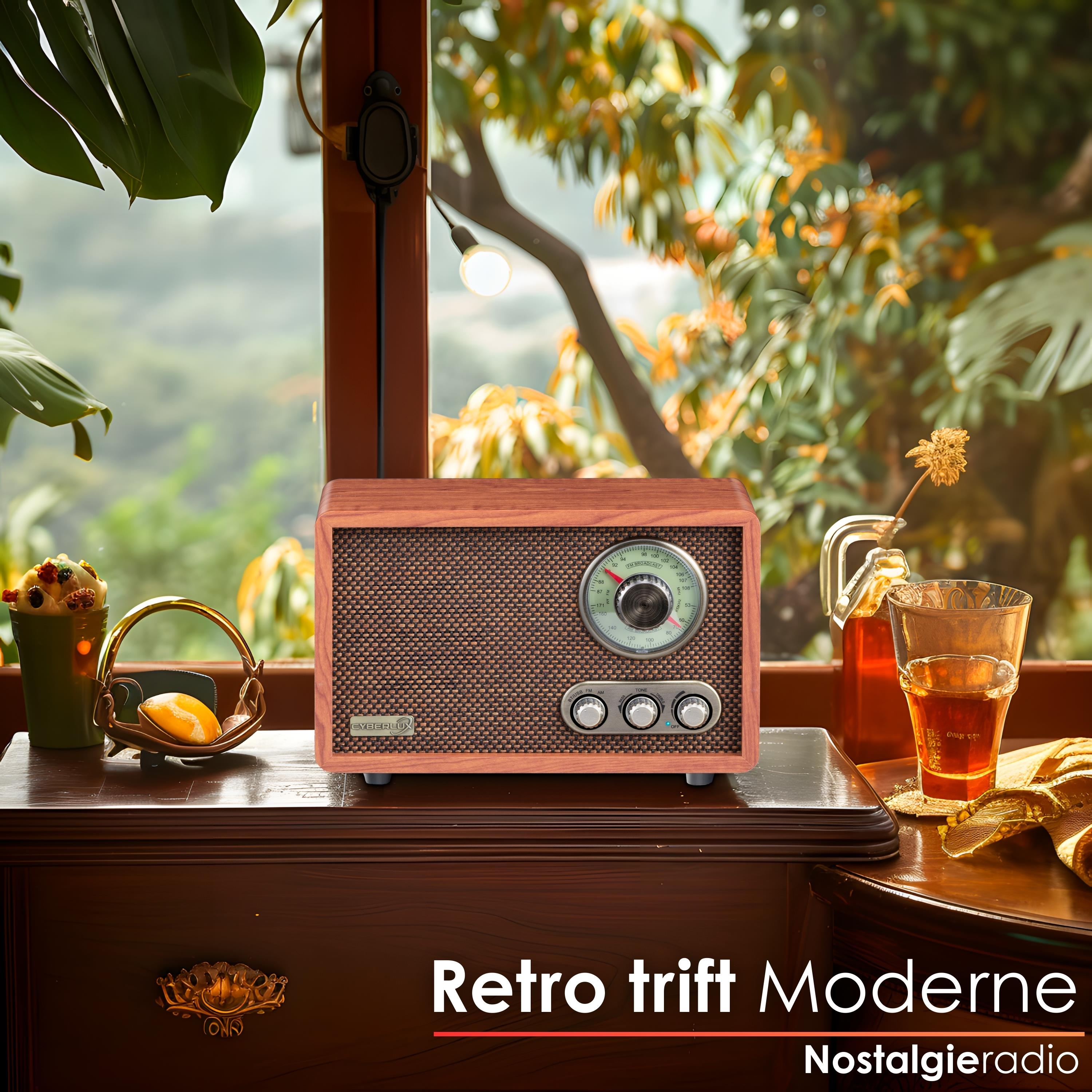 Ein Retro-Radio steht auf einer Holzoberfläche, mit einem Glas bernsteinfarbener Flüssigkeit und einem goldenen Obstkorb. Grüne Pflanzen sind sichtbar.
