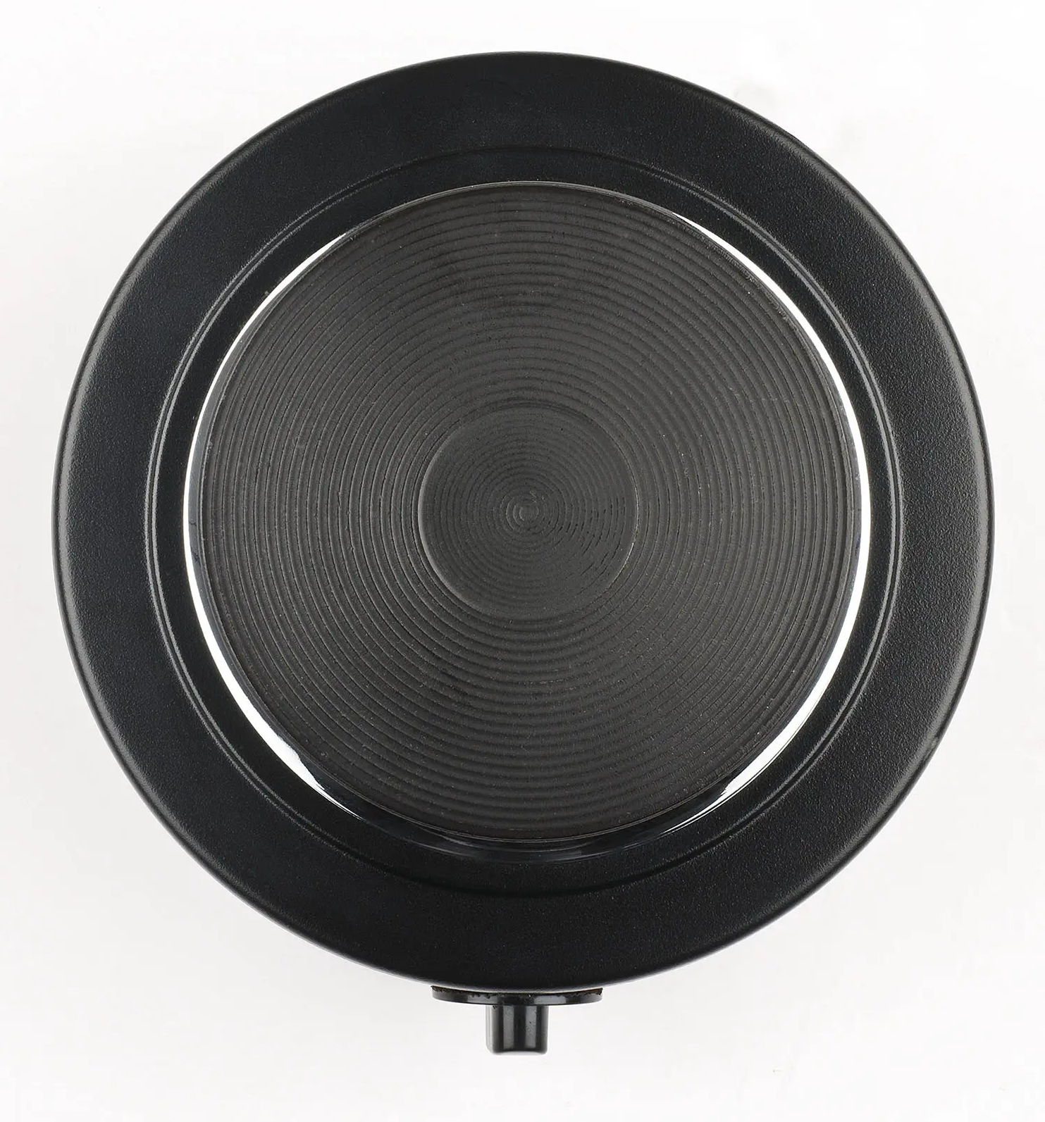 Czarna płyta elektryczna, widok z góry. Ma okrągły element grzejny ze współśrodkowymi pierścieniami. Białe tło.
